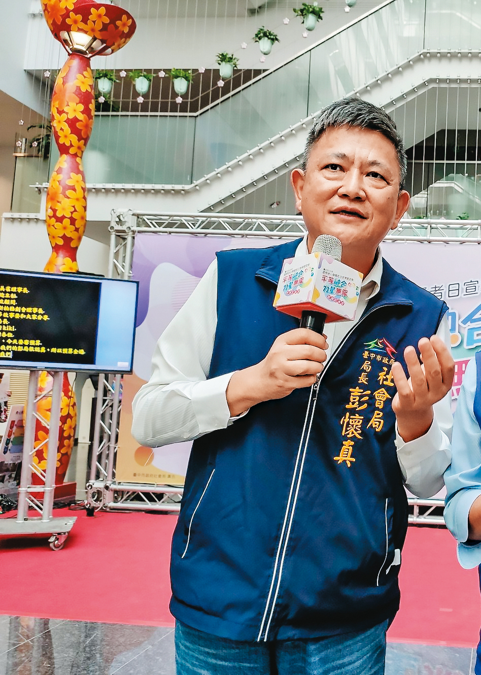 台中市社會局長彭懷真(圖)對部屬外遇置之不理,引發綠帽夫不滿。(翻攝台中市政府臉書)
