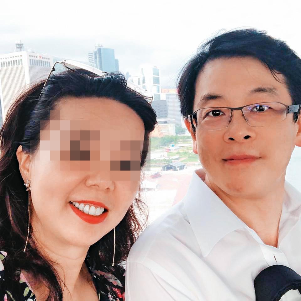 游迺文常帶妻子交際應酬,今年7月間,夫妻2人還與股市大戶一起吃大餐。(翻攝游迺文臉書)