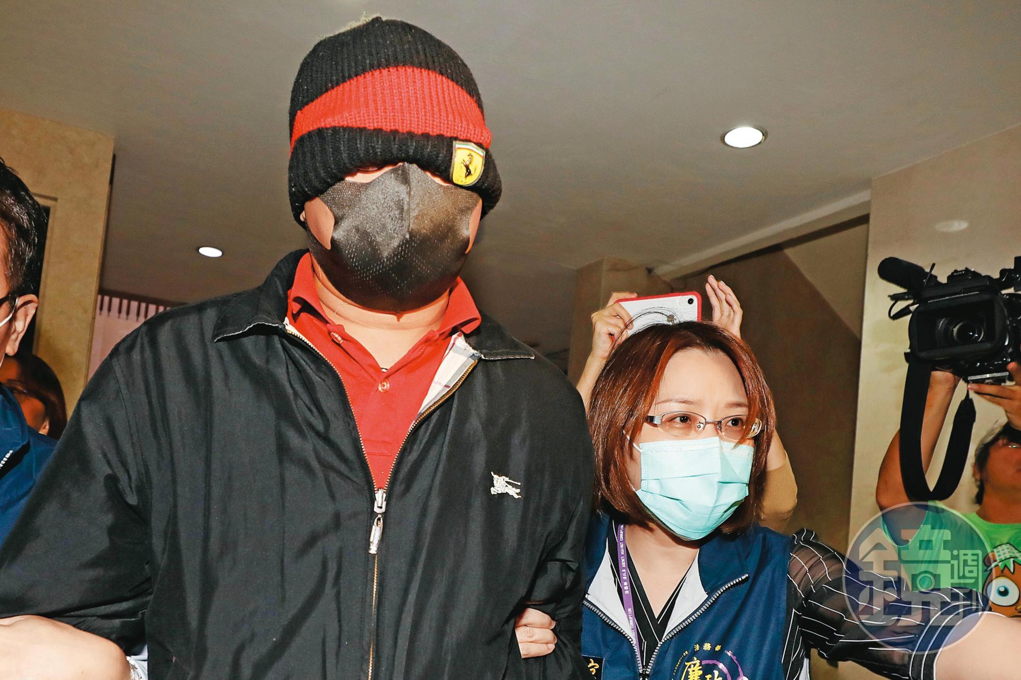 寶佳資產管理公司主管邱裕元(左)涉利用勞動基金炒股,遭以30萬元交保。