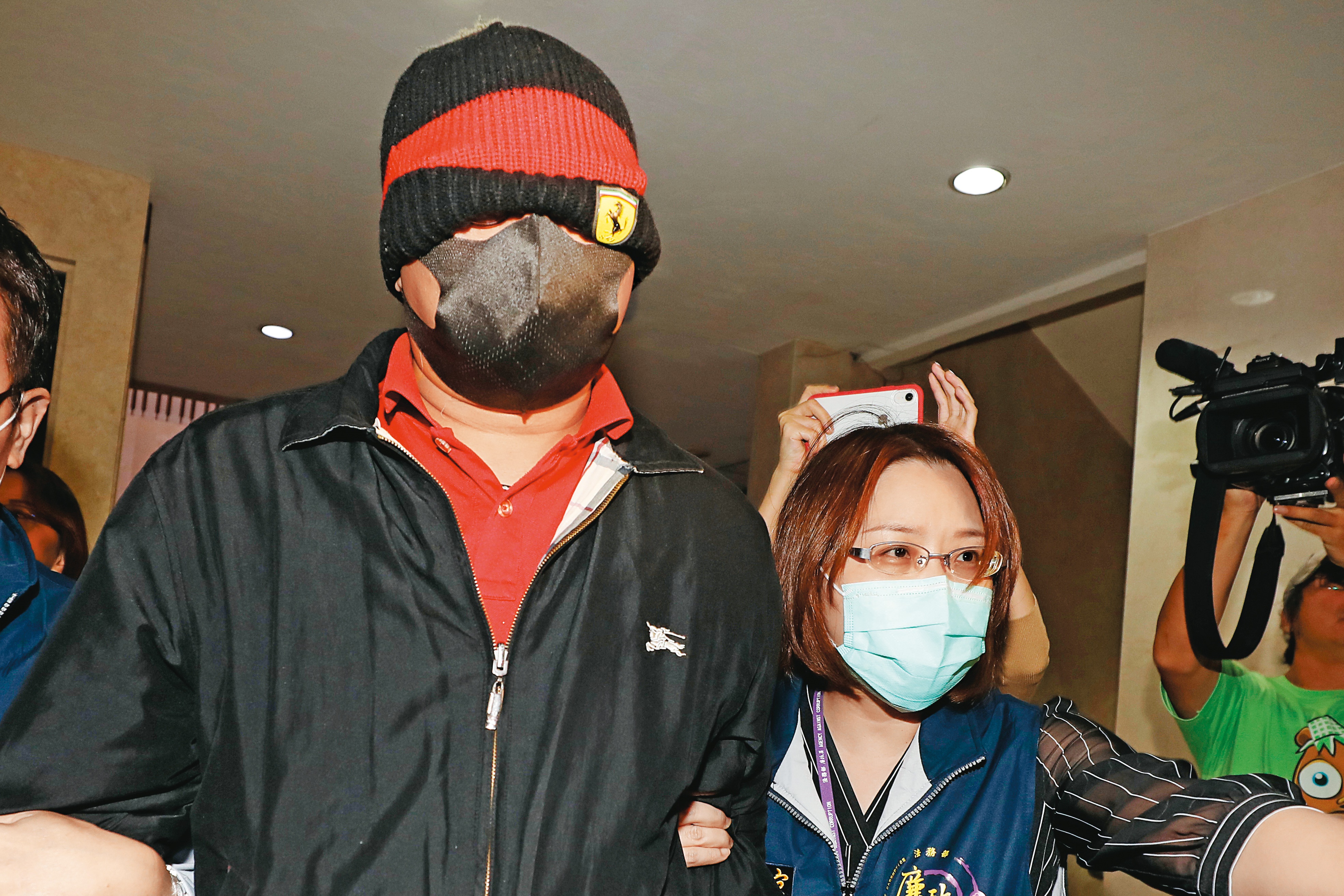 寶佳資產管理公司主管邱裕元（左）涉利用勞動基金炒股，遭以30萬元交保。