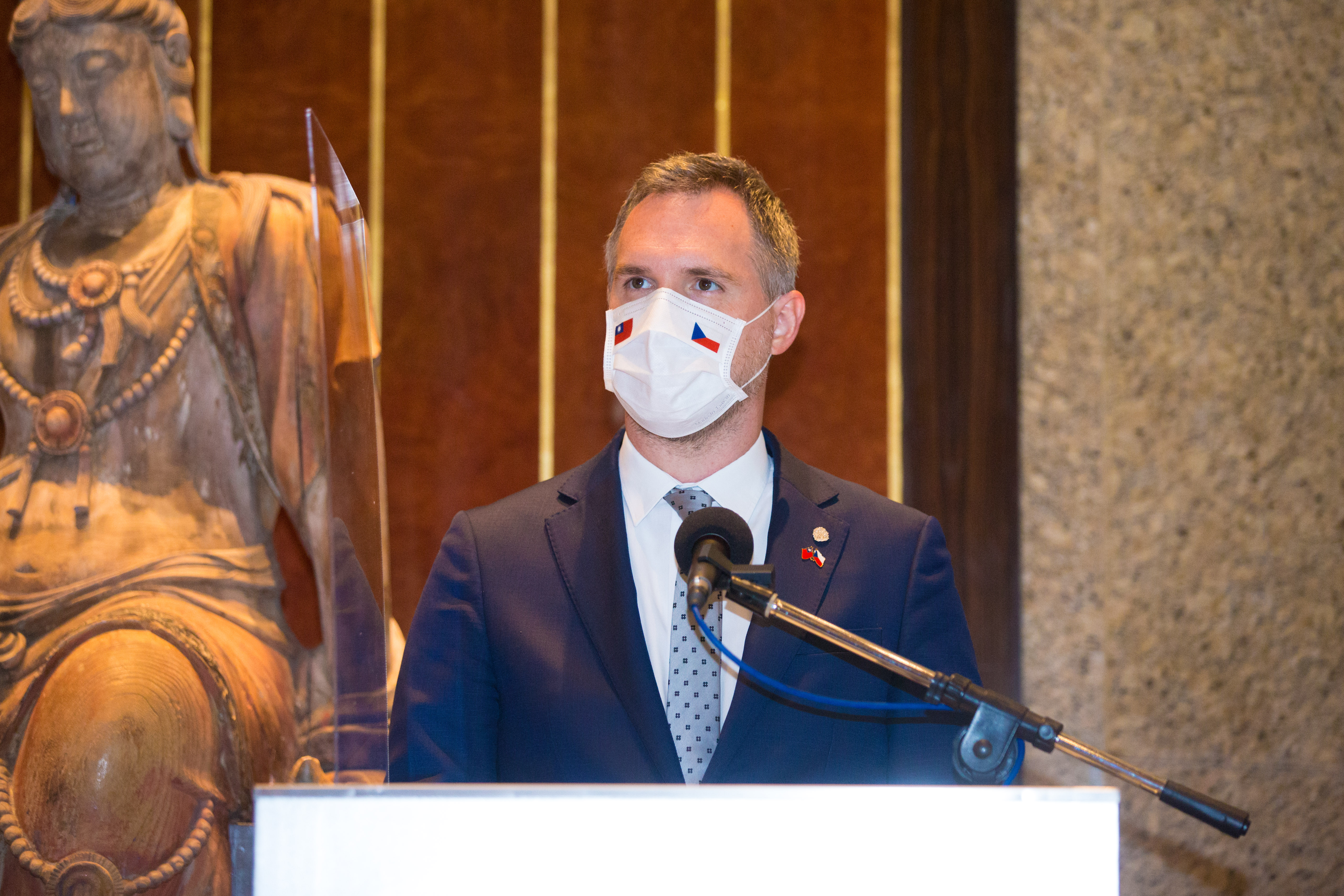 今年8月賀瑞普陪伴捷克參議院議長韋德齊率團訪台，如今入選歐洲年度最具權勢的28人之一。（本刊資料照）