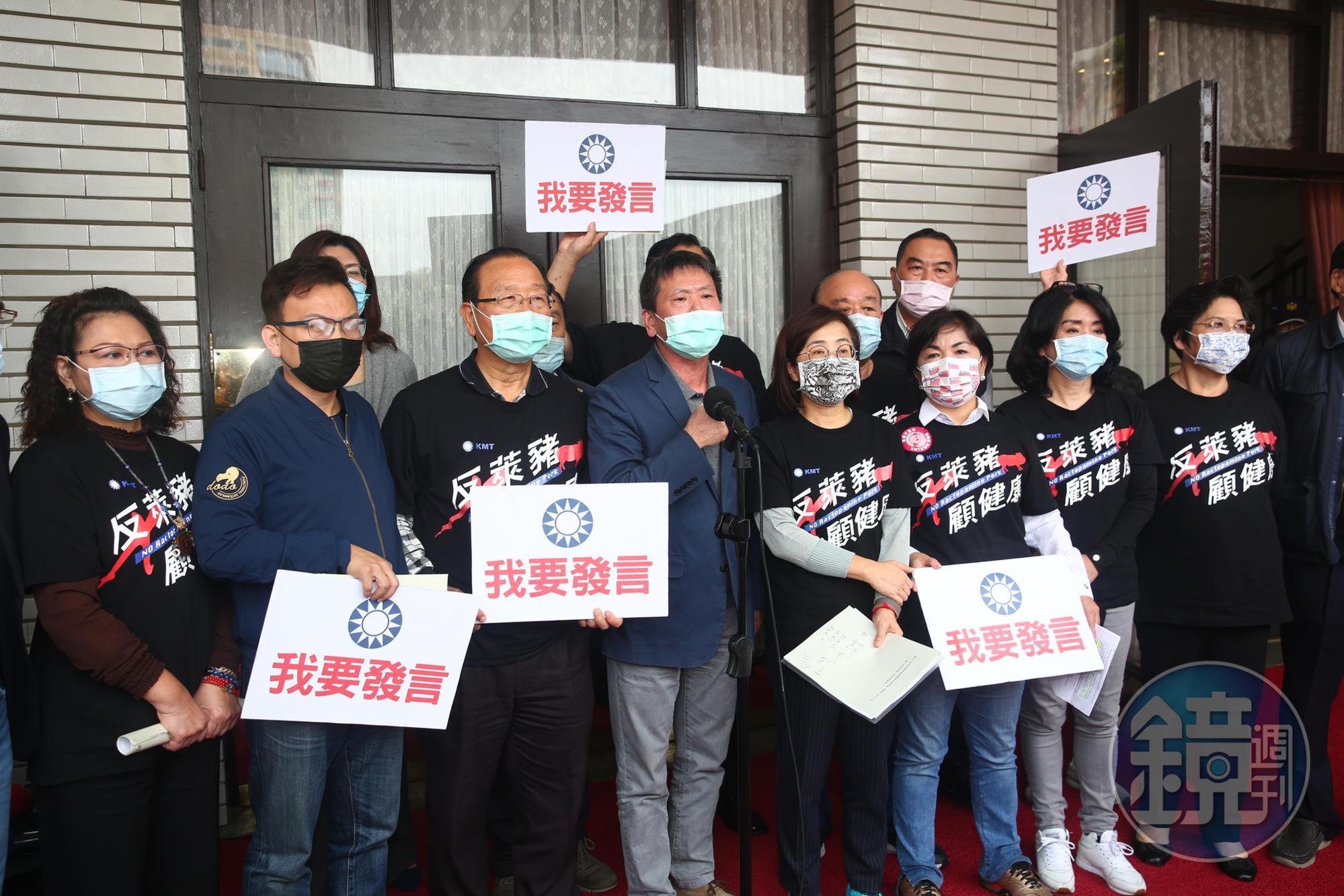 朝野協商破裂後,國民黨立委在議場前開記者會。