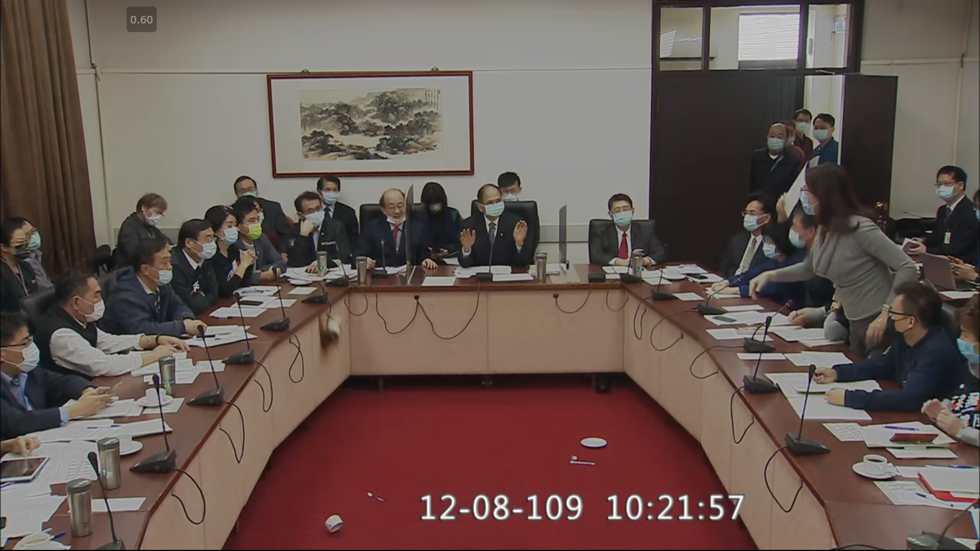 藍委鄭麗文在協商會場朝綠委莊瑞雄丟擲咖啡。(翻攝立法院iVod轉播系統)