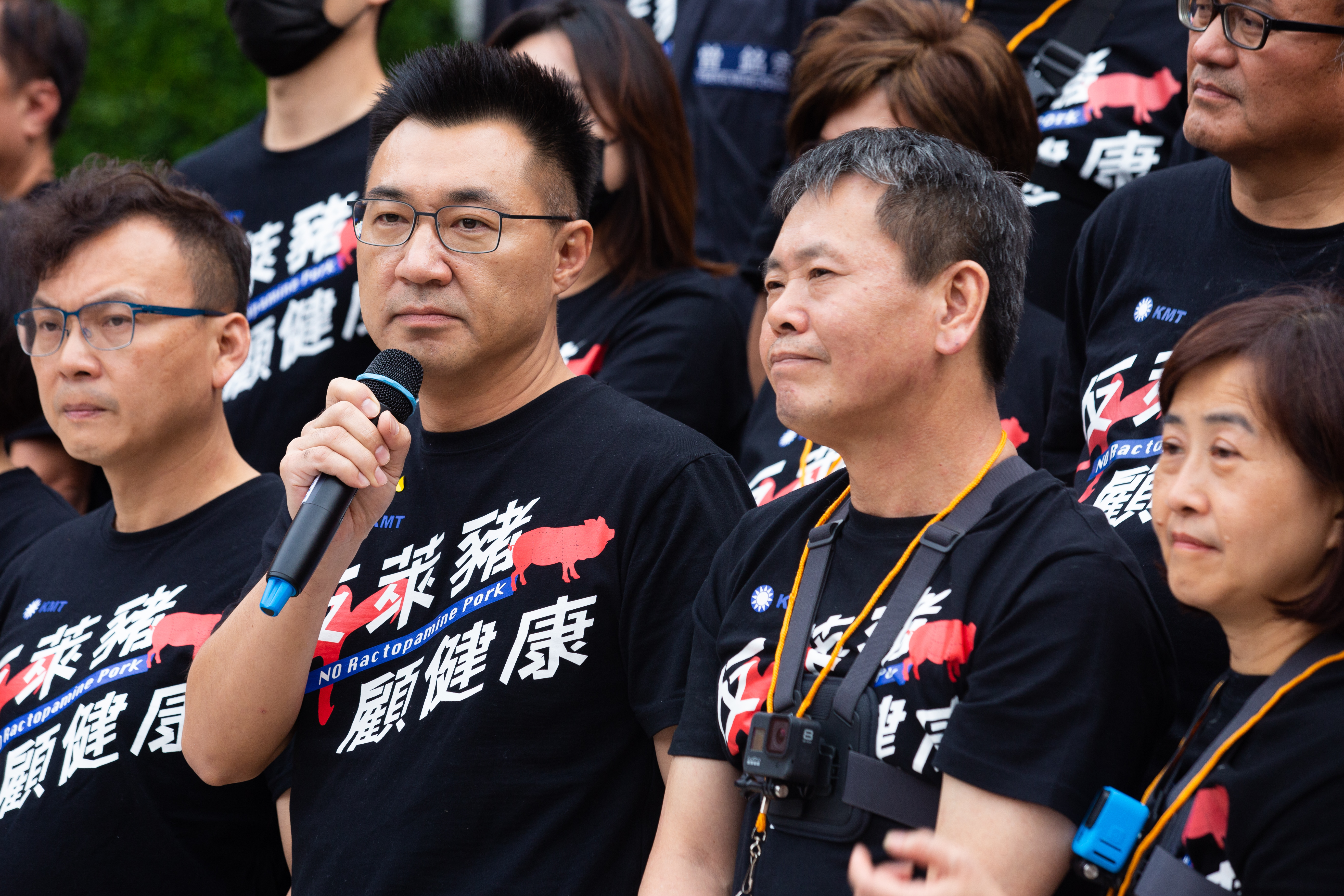 國民黨內傳出有人認為現任總召林為洲（右二）太衝，江啟臣（左二）緩頰稱黨團是合議的，所有幹部很辛苦。（本刊資料照）