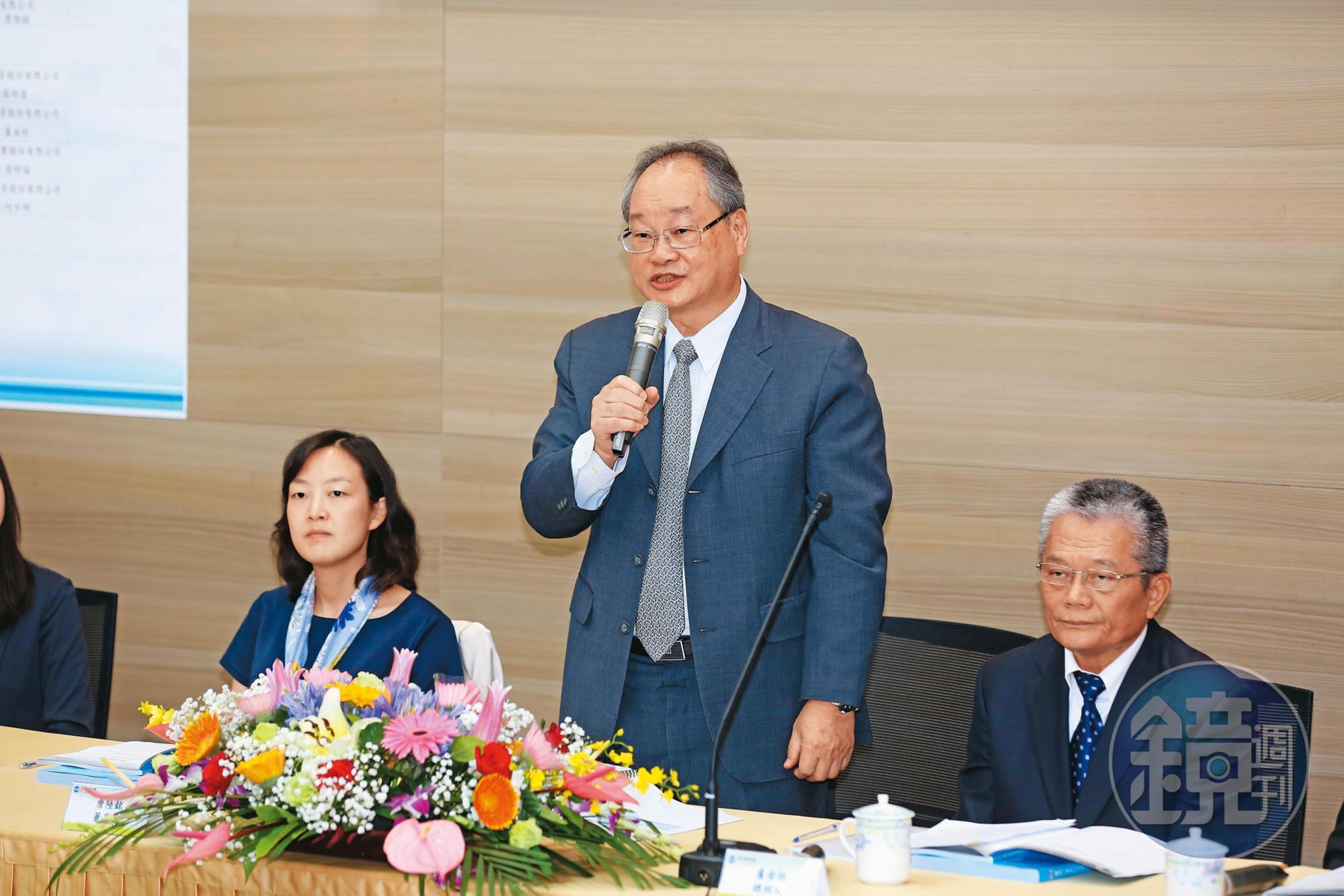 寶成老臣爆出走潮，內部也傳出董事長詹陸銘（中）、總經理盧金柱（右）被架空。左為蔡佩君。