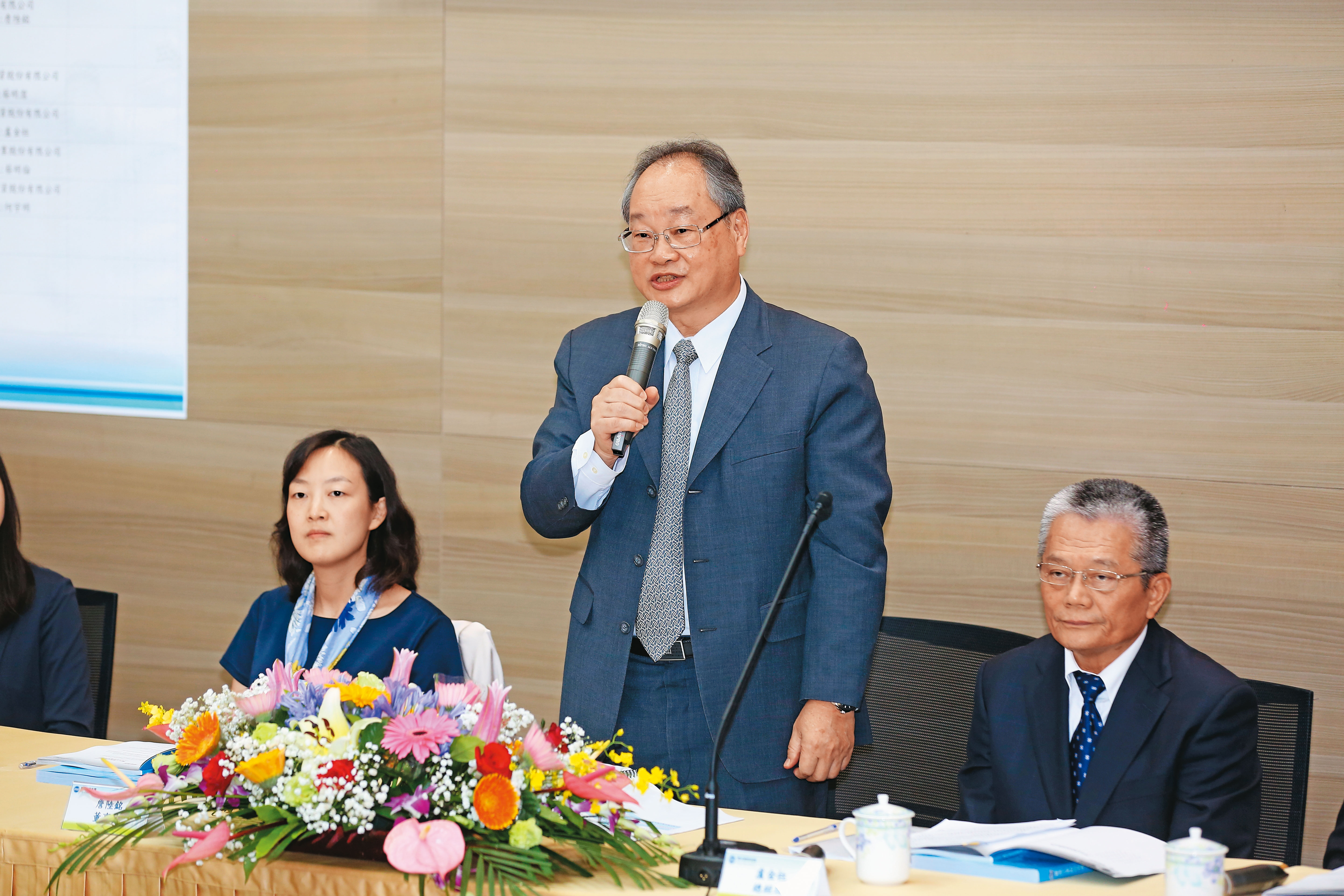 寶成老臣爆出走潮,內部也傳出董事長詹陸銘(中)、總經理盧金柱(右)被架空。左為蔡佩君。