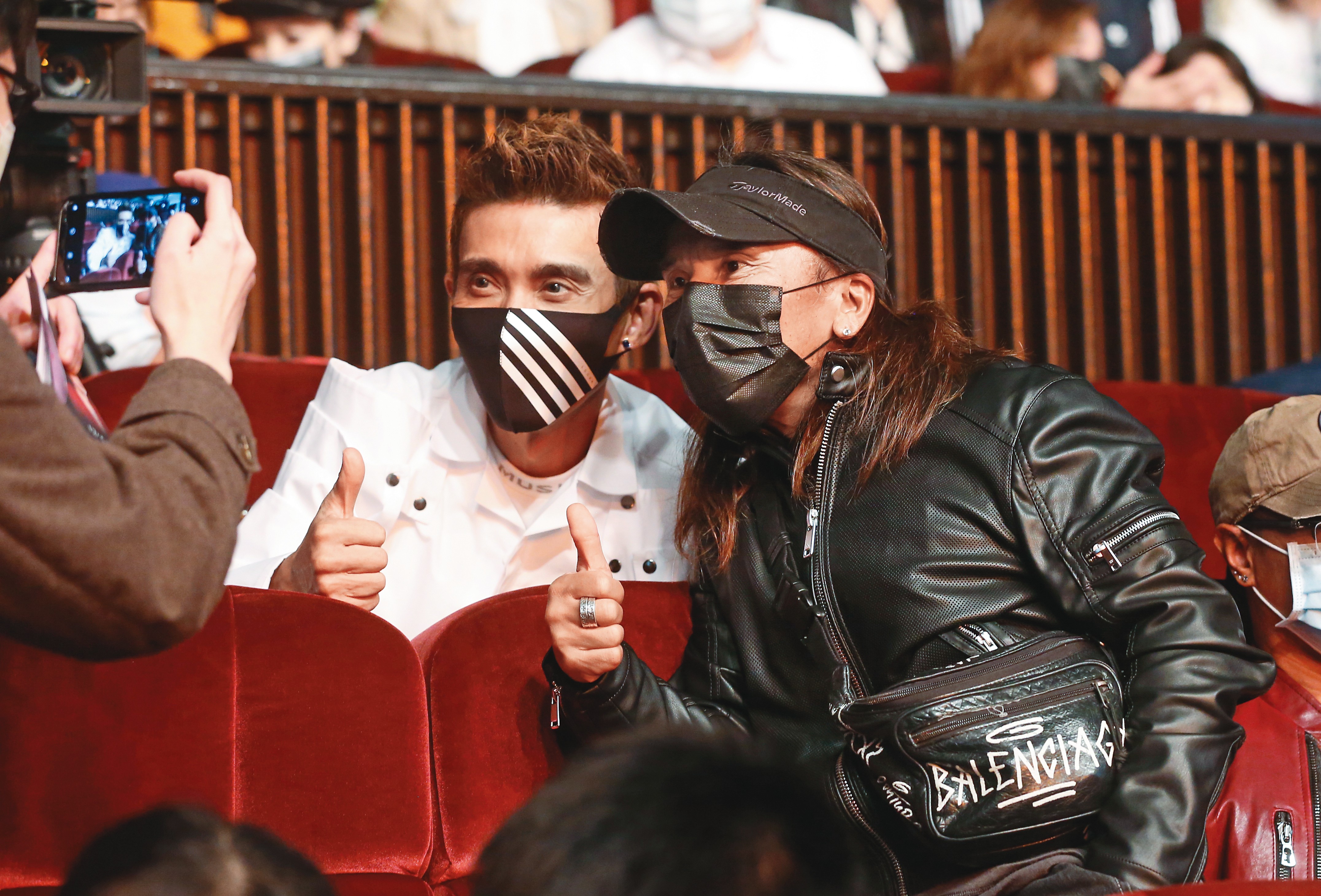 潘若迪（左）與「動力火車」顏志琳（右）現身李翊君的演唱會，口罩戴好戴滿，小編給個讚。