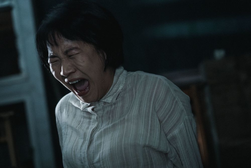 老師見到雙腳折斷的幻覺,因而發瘋失魂。(翻攝自Netflix)