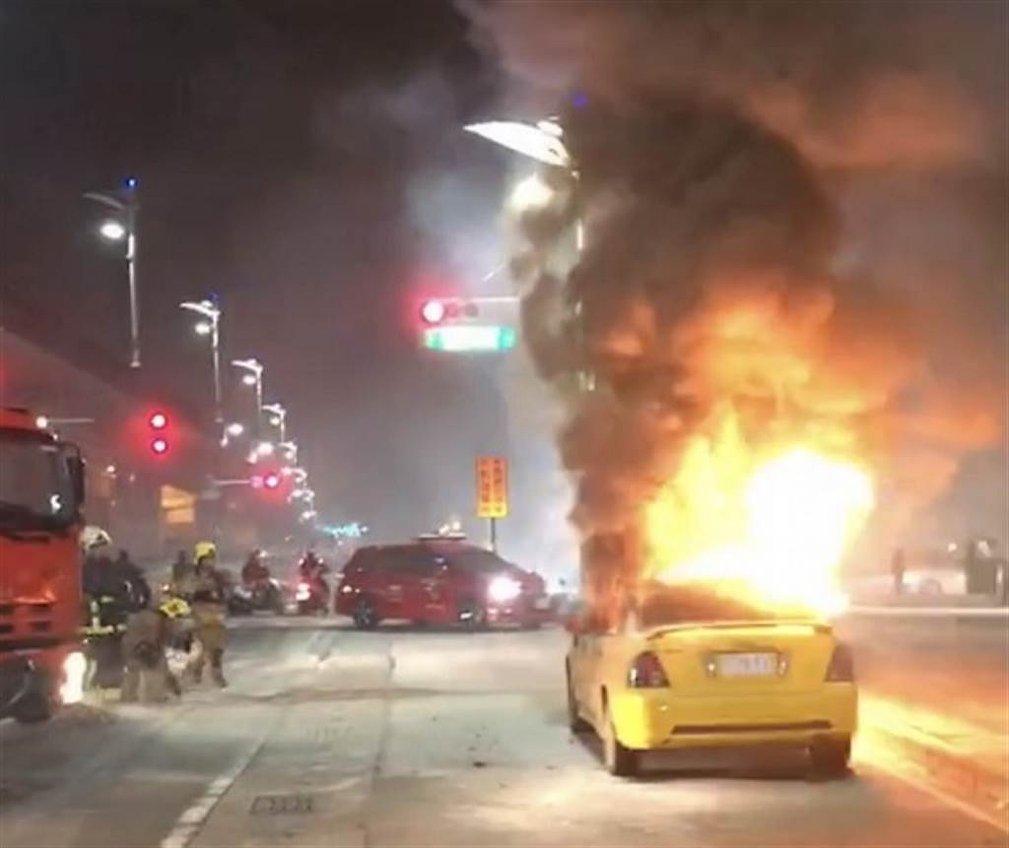高雄街頭發生計程車起火事件，由於火勢猛烈，駕駛逃生不及被燒死在車內。（翻攝畫面）
