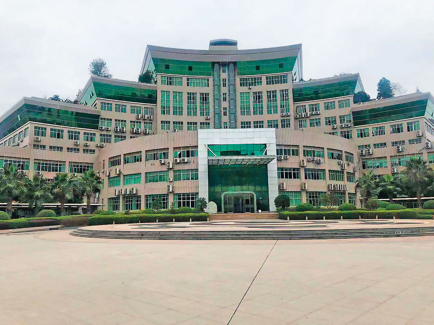 淘帝總部大樓十分氣派，7年前來台掛牌，原是獲利驚人的績優股，如今股價慘跌，投資人哀鴻遍野。（讀者提供）