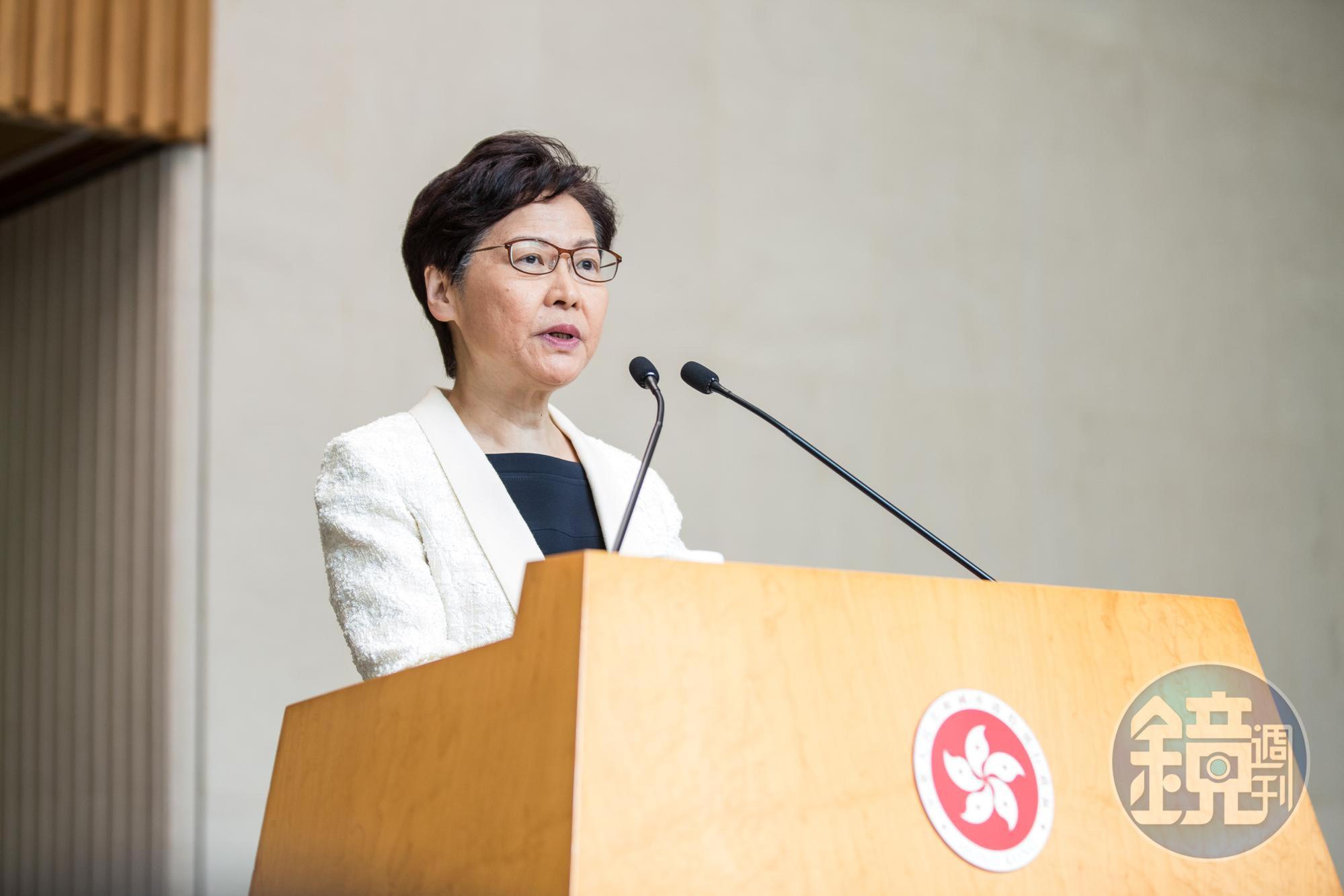 傳香港特首林鄭月娥禁止媒體在政府記者會上提問使用「武漢肺炎」,違者可能被驅逐出場。
