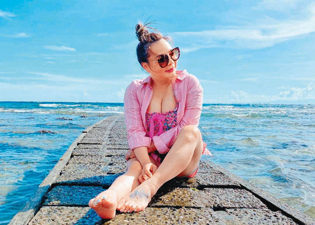 之前小甜甜度假，放上不少「男友視角」的放閃照片，她的上圍頗為驚人。（翻攝自小甜甜IG）