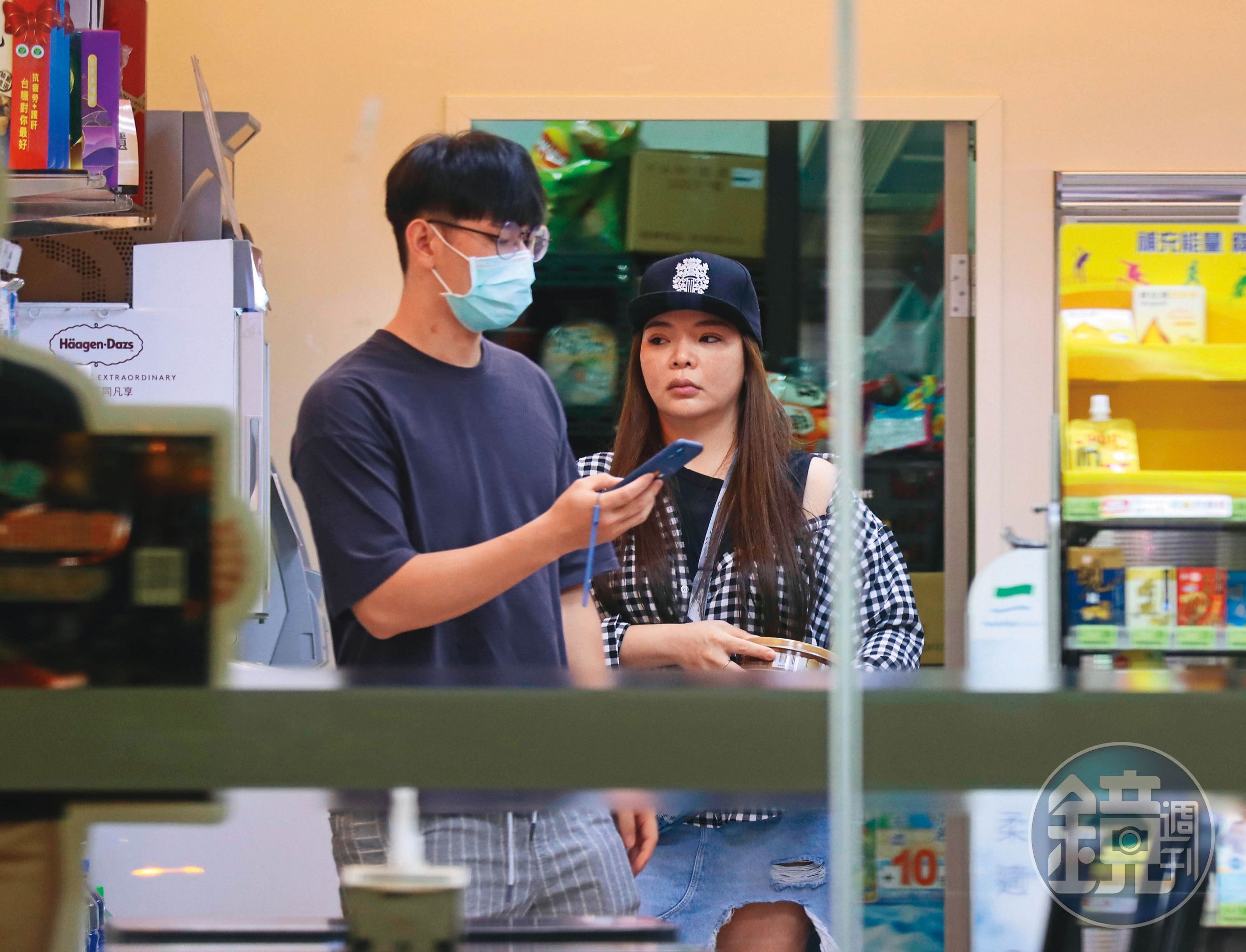小甜甜今年閃交男友又閃孕，進度催得頗快；圖為5月底本刊拍到小倆口親暱約會的畫面。