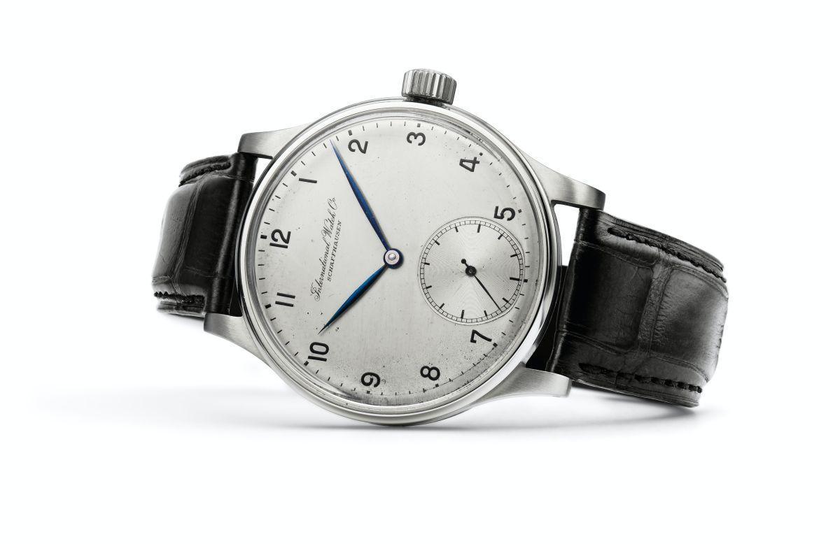 IWC葡萄牙系列的原始錶款，於1939年製作的325型古董錶，採用懷錶機芯，錶徑42mm，以當年的時空背景來說，是一枚超級大錶。
