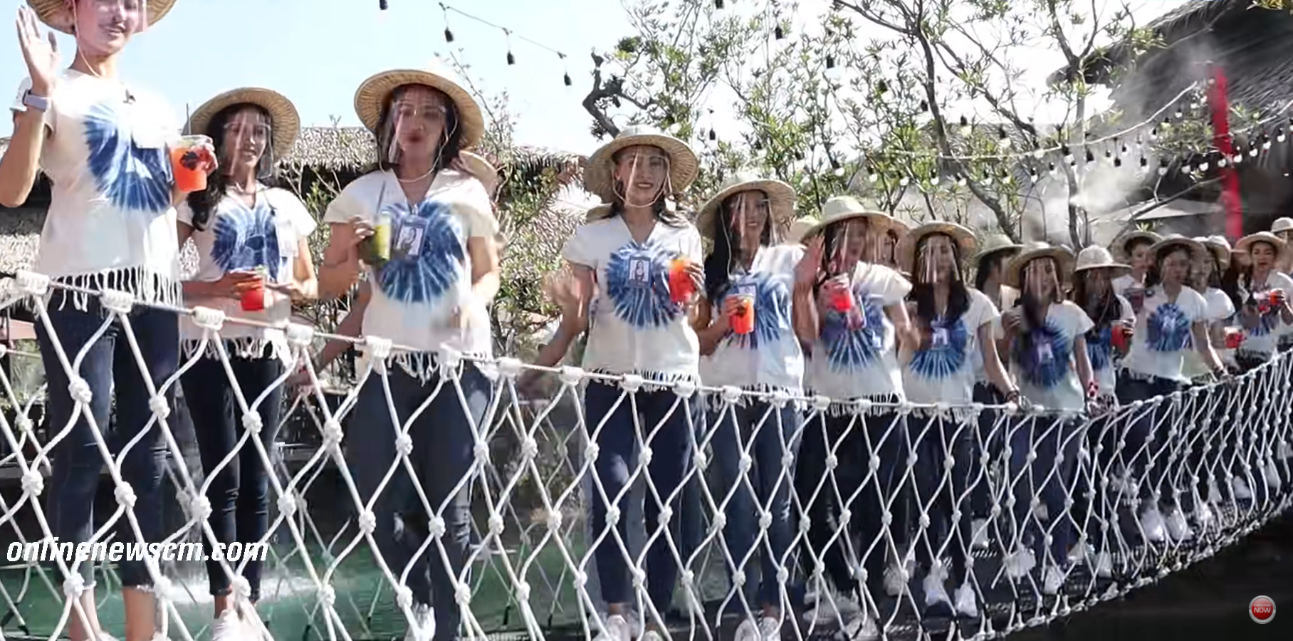 30名佳麗分兩批上去拍照。（翻攝自YouTube／Online News CM）