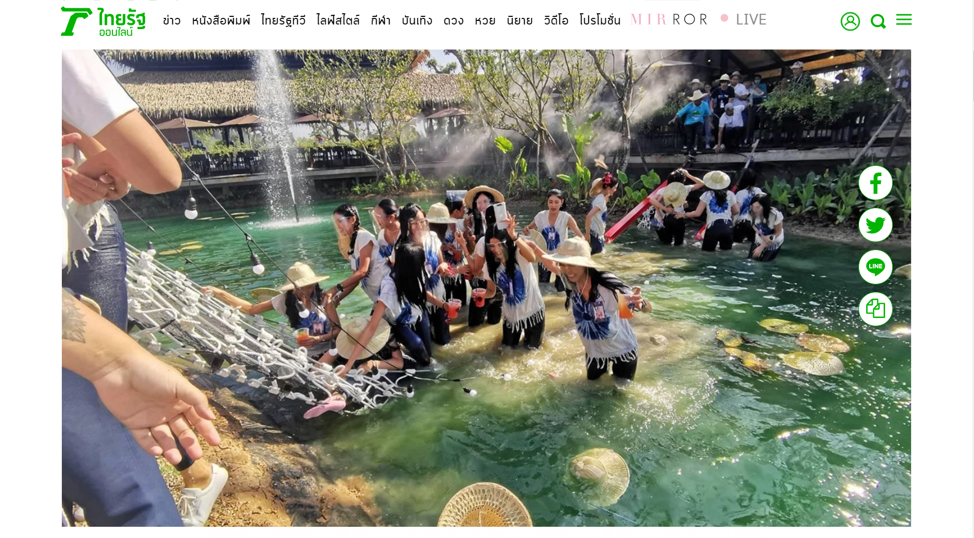 落水後佳麗多維持笑容,其中有3人受輕傷送醫。(翻攝自《泰國日報》)
