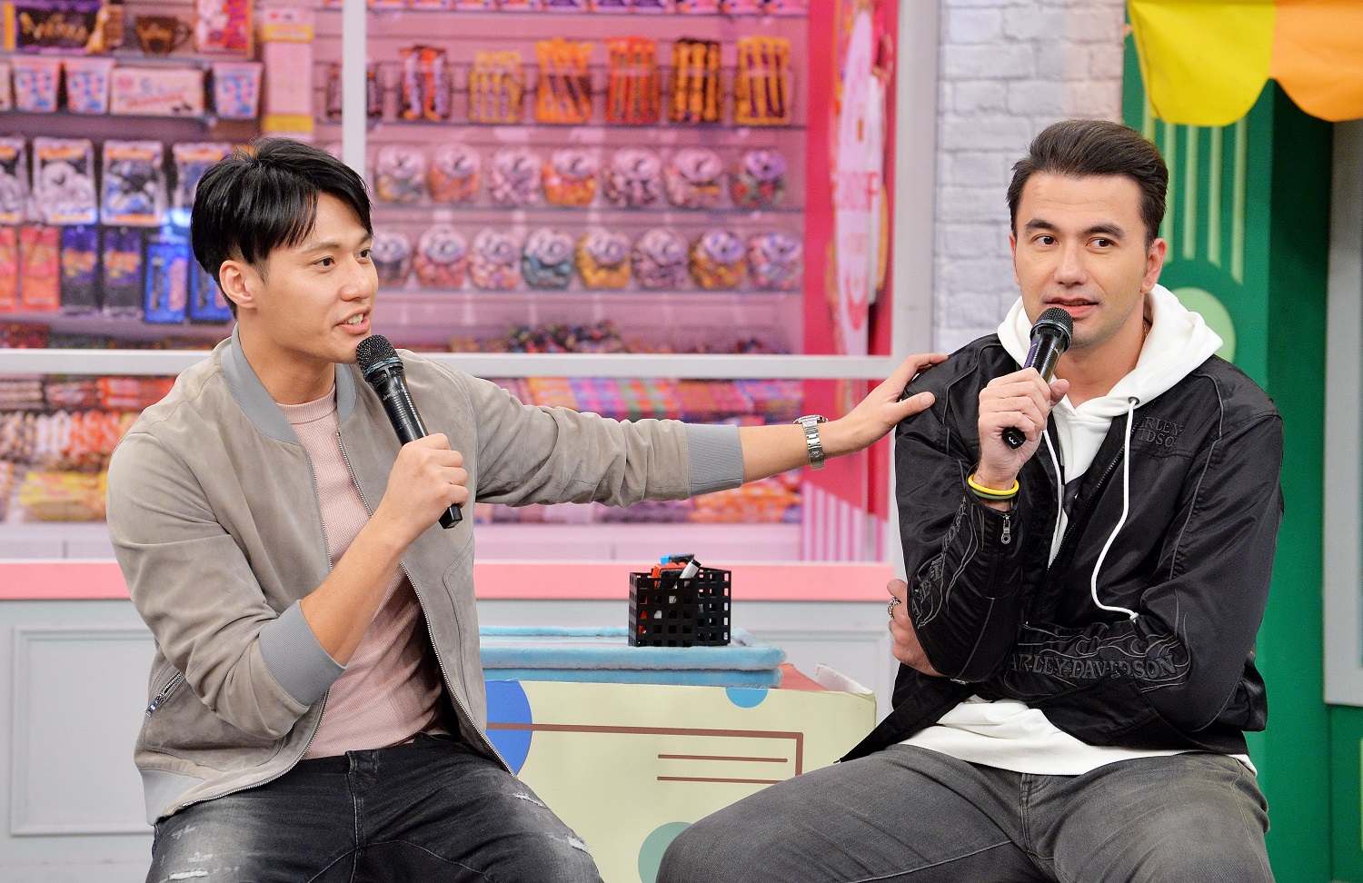 張睿家（左）、黃志瑋（右）上衛視《請問你是哪裡人》，大談拍電影撞邪事件。（衛視中文台提供）