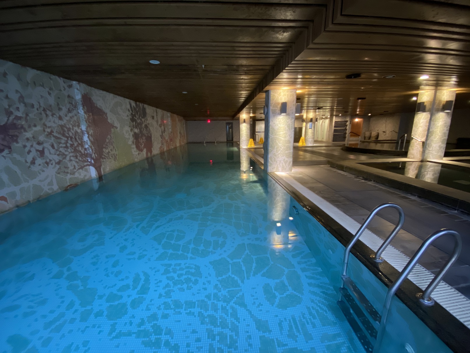 室內的裸體游泳池，這回來一個人包場。