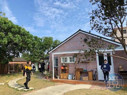 《俗女養成記》小嘉玲探險的鬼屋，在《俗女養成記2》中改造成花園平房（圖）。