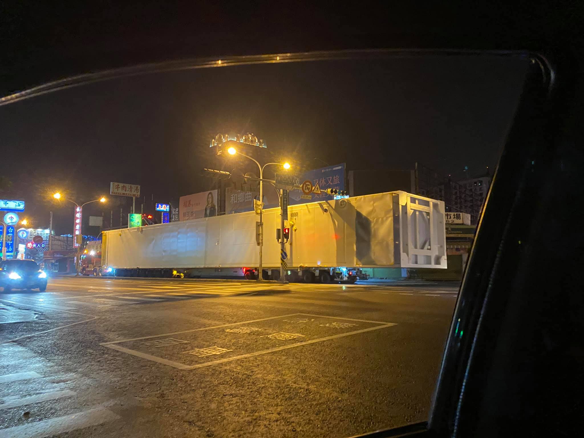 今日凌晨台南市區街頭上,突然出現一輛貨櫃車拖著超長「神祕白色貨櫃」,引發許多網友熱議論。(翻攝自台南爆料公社)