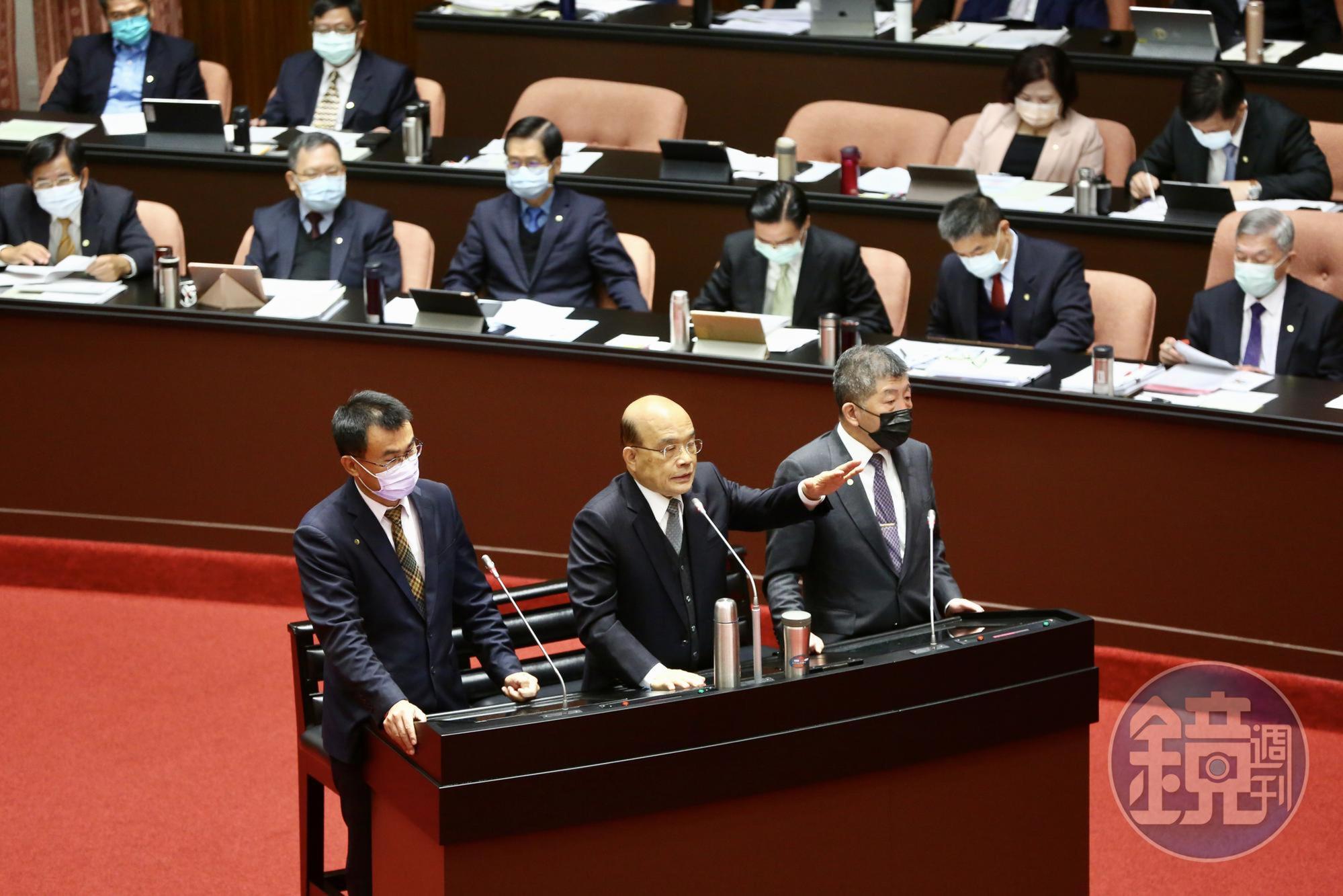 行政院長蘇貞昌(中)與衛福部長陳時中(右)、農委會主委陳吉仲在立院議場備詢。