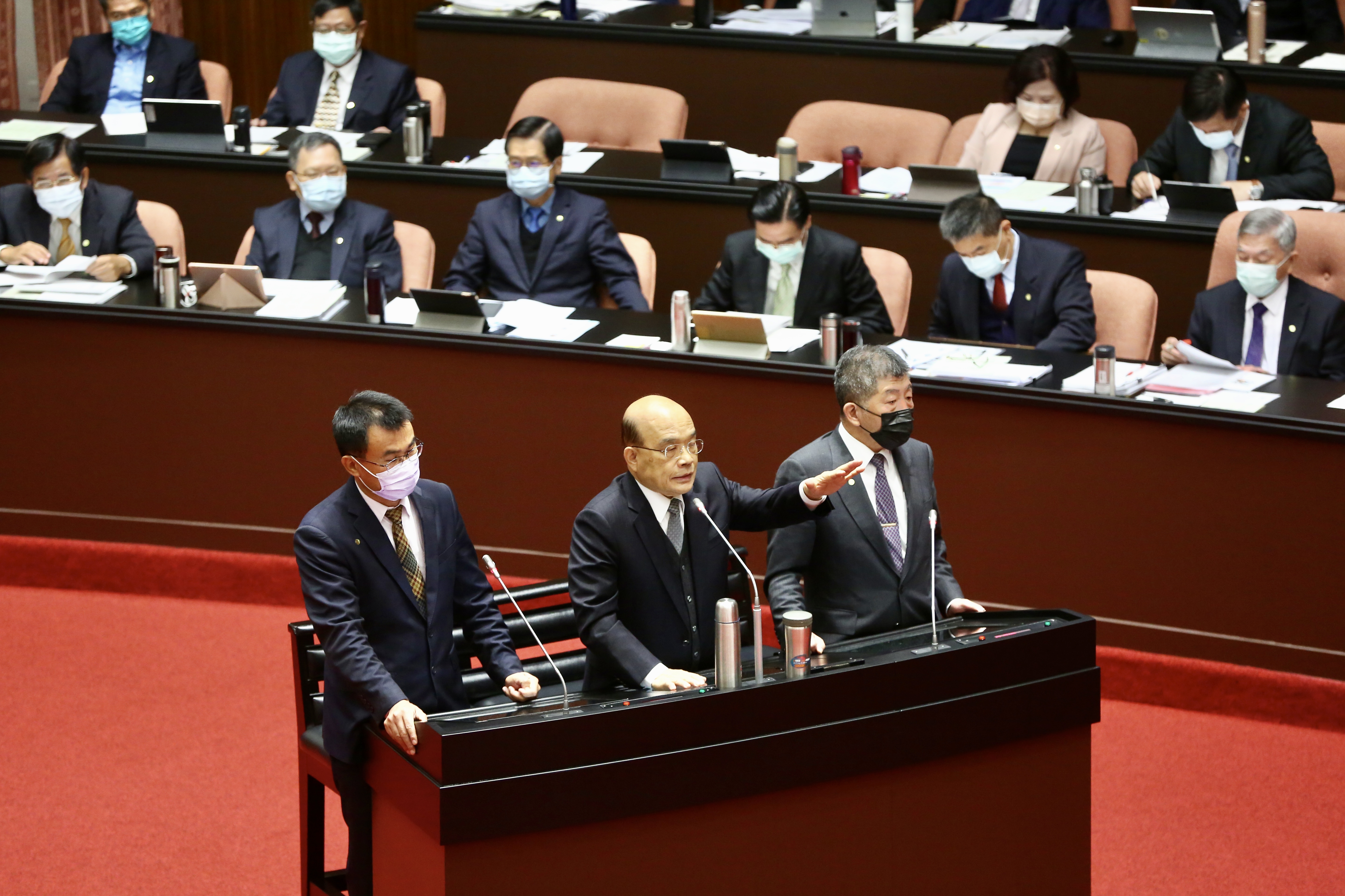 行政院長蘇貞昌（中）與衛福部長陳時中（右）、農委會主委陳吉仲在立院議場備詢。