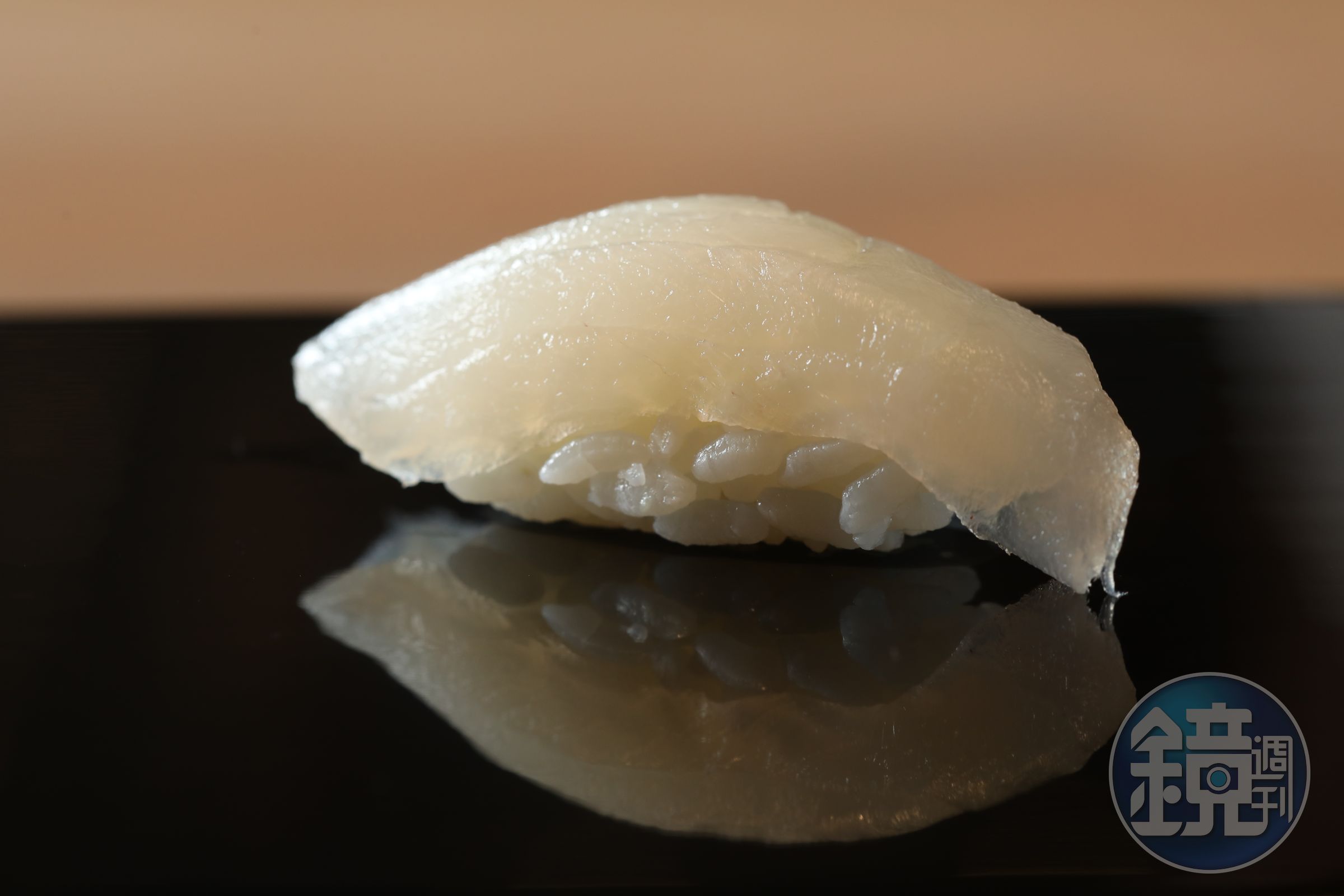 主廚用刀尾輕點軟絲，引出甜味。