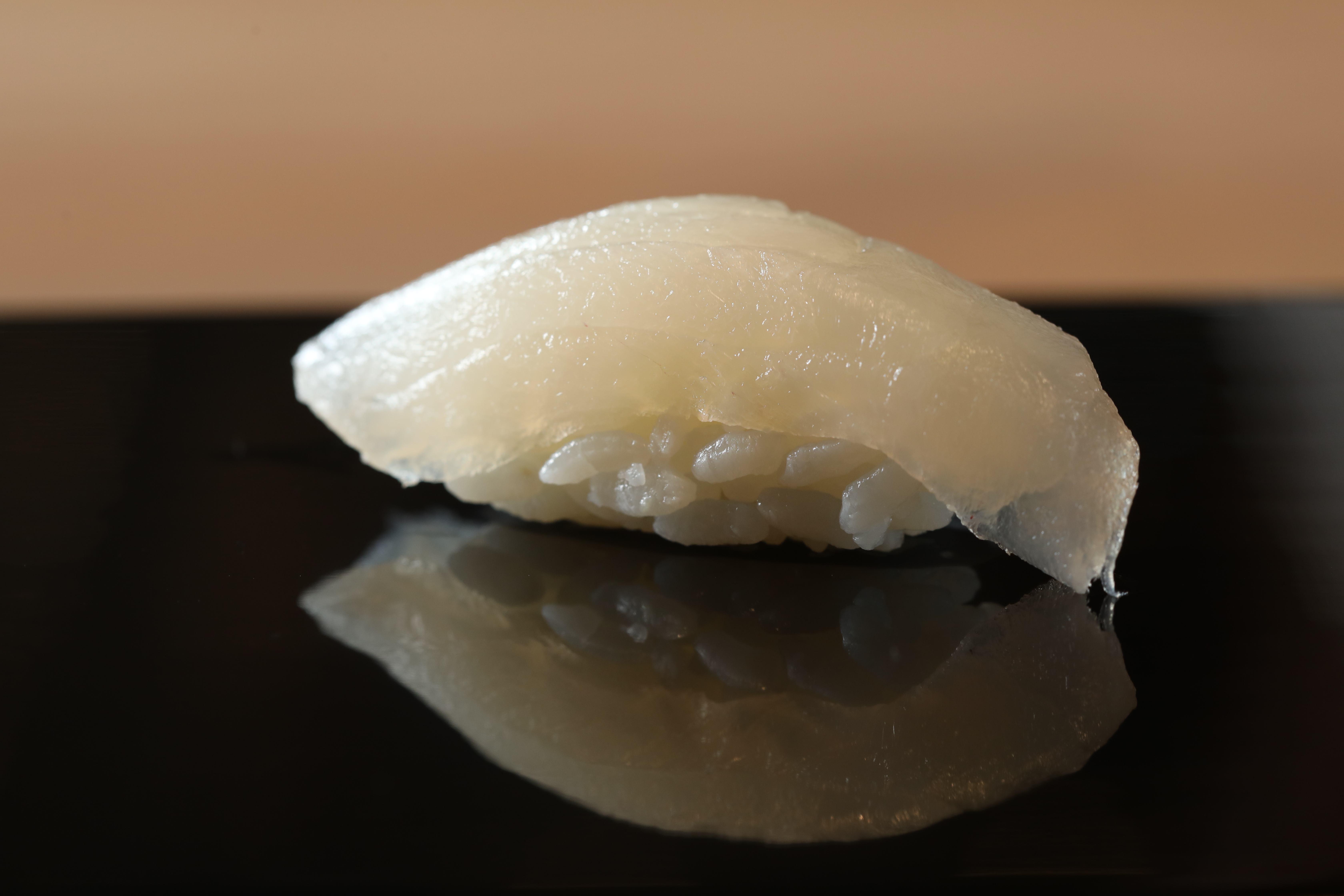 主廚用刀尾輕點軟絲，引出甜味。