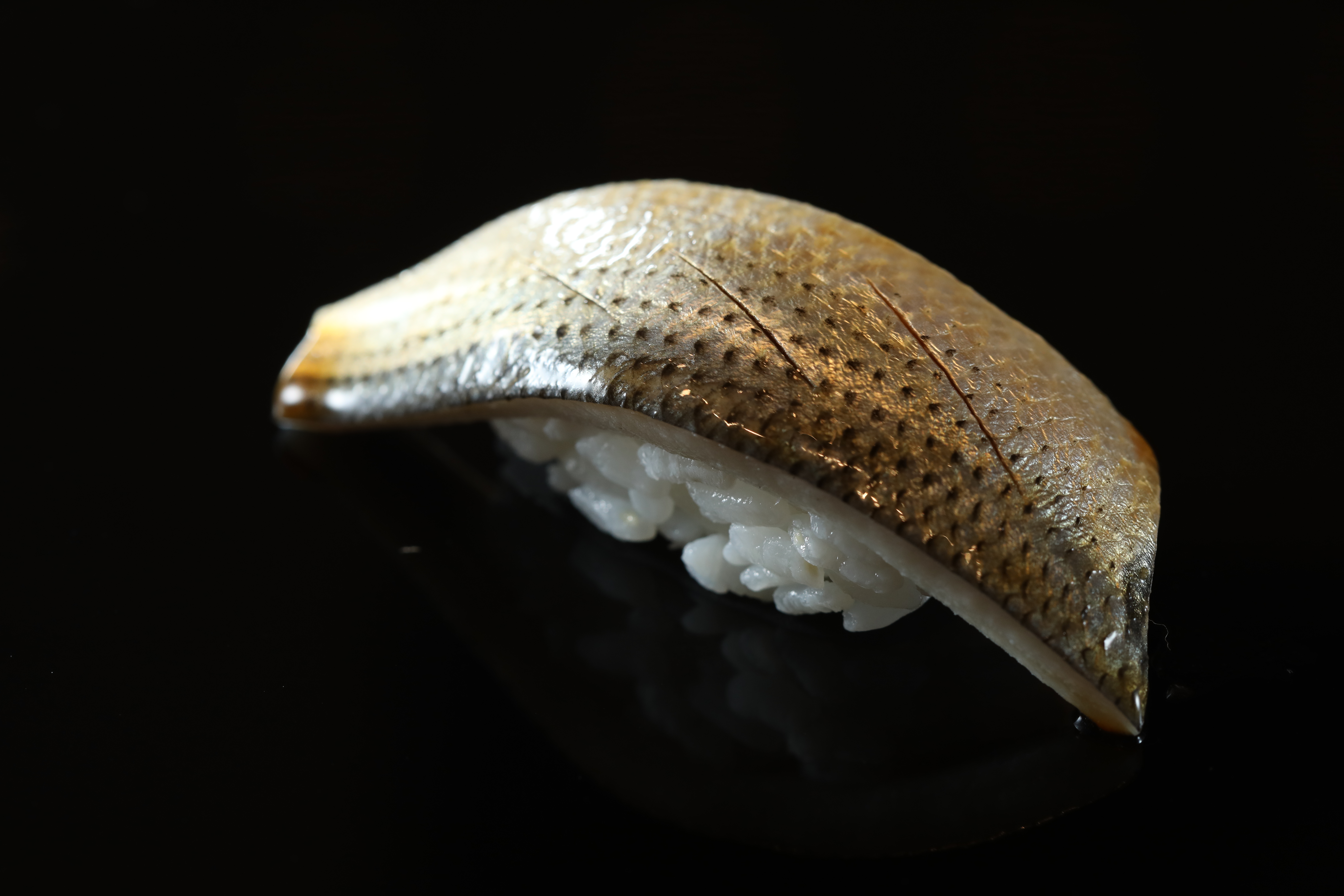 經過鹽、醋醃製的小肌魚，能適度中和鮪魚大腹的油脂感。