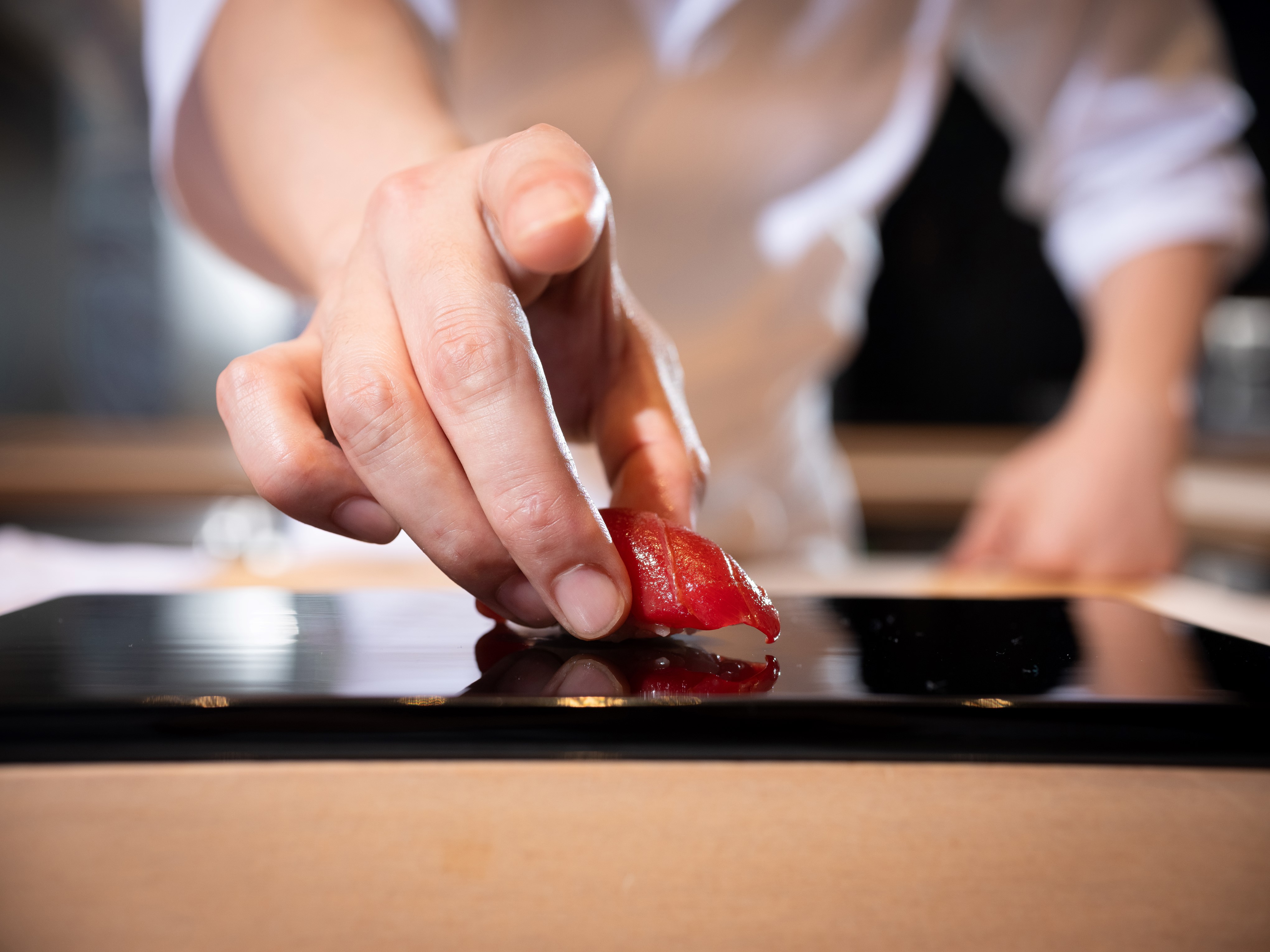 鮨增田的食材有9成來自東京豐洲市場，圖為青森大間的鮪魚赤身，是日料頂級食材之一。（鮨增田提供）