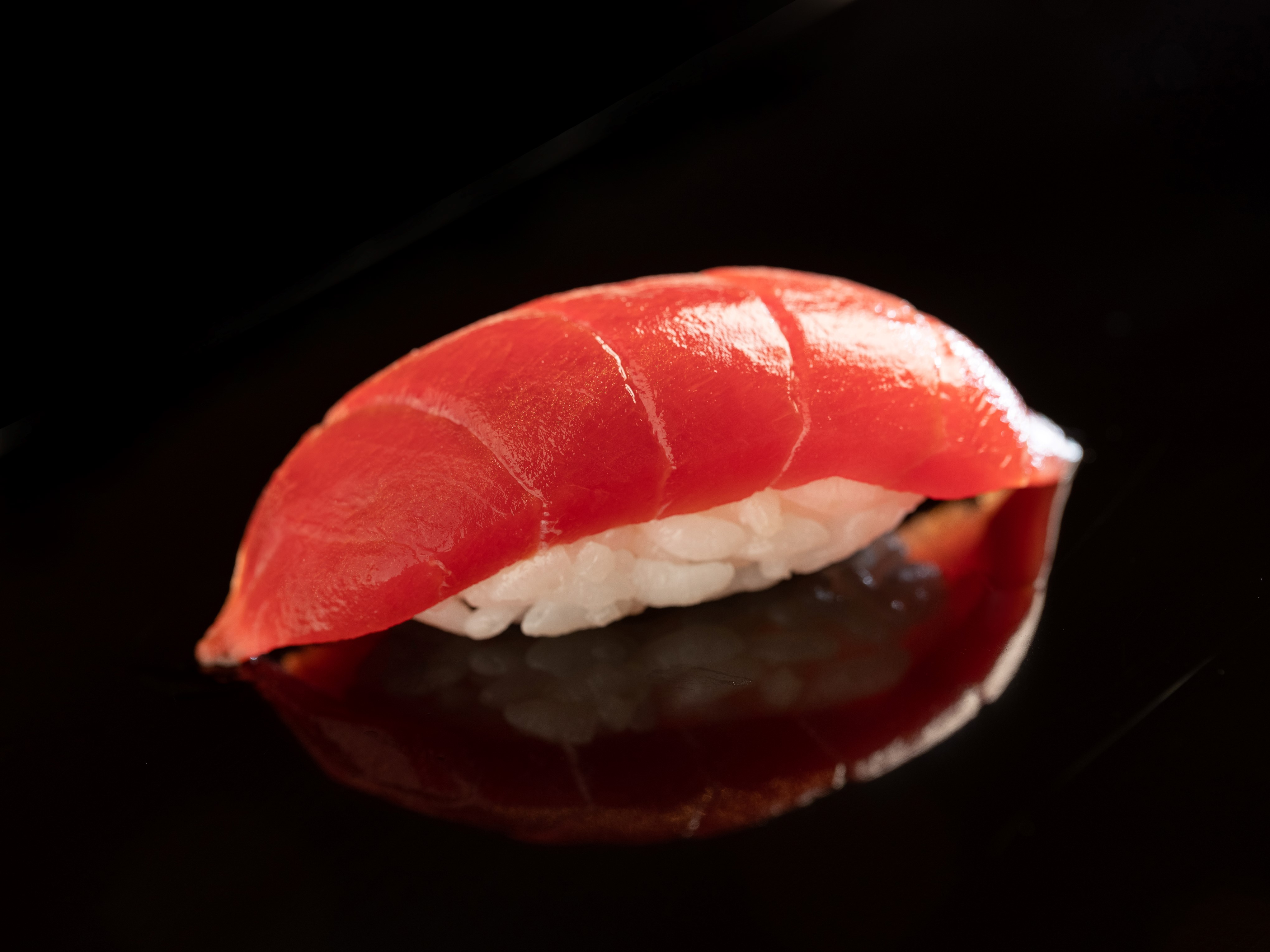 鮪魚赤身色澤非常美麗。（鮨增田提供）