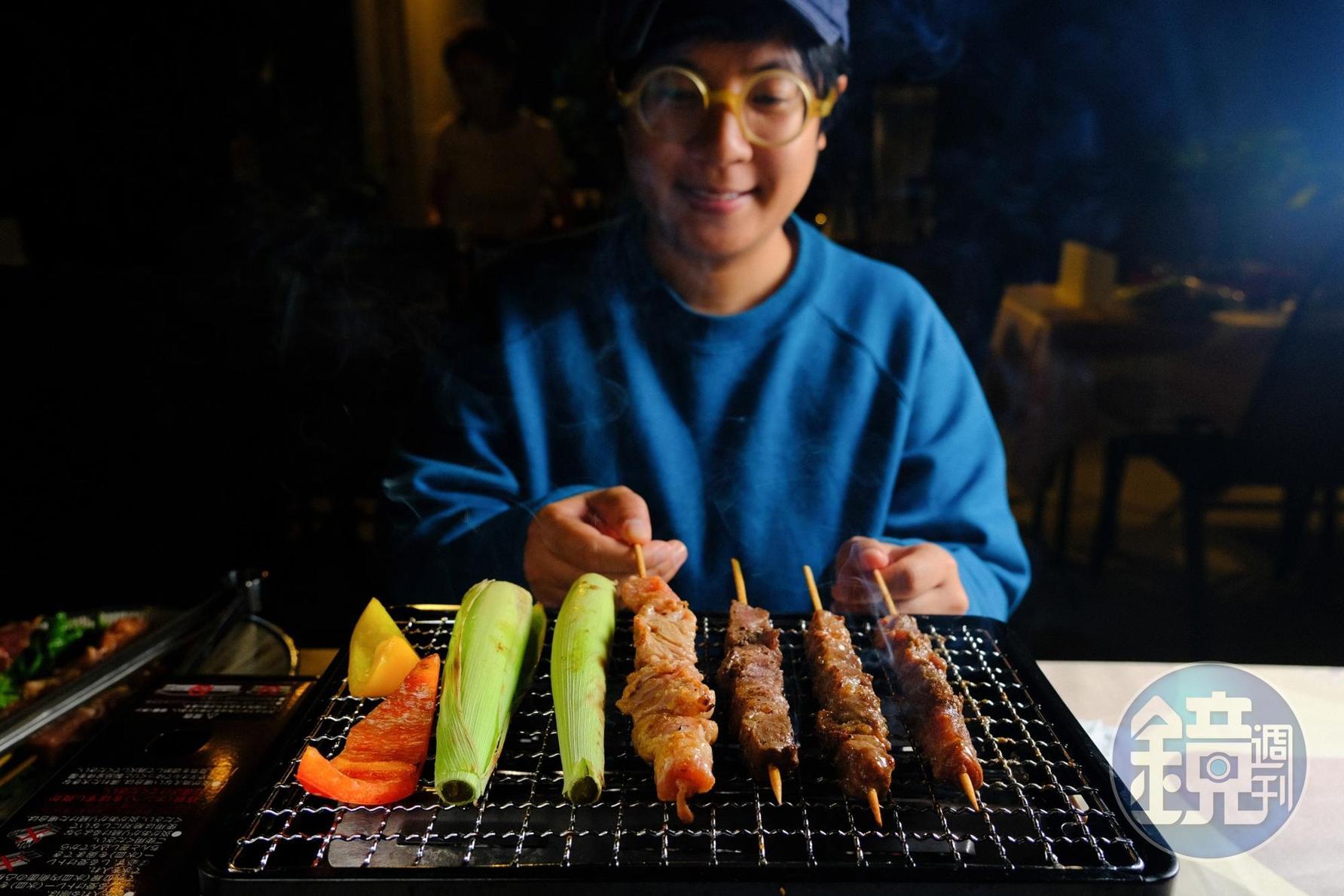 晚餐的原野肉串拼盤,可以嘗到各種肉品及蔬菜。