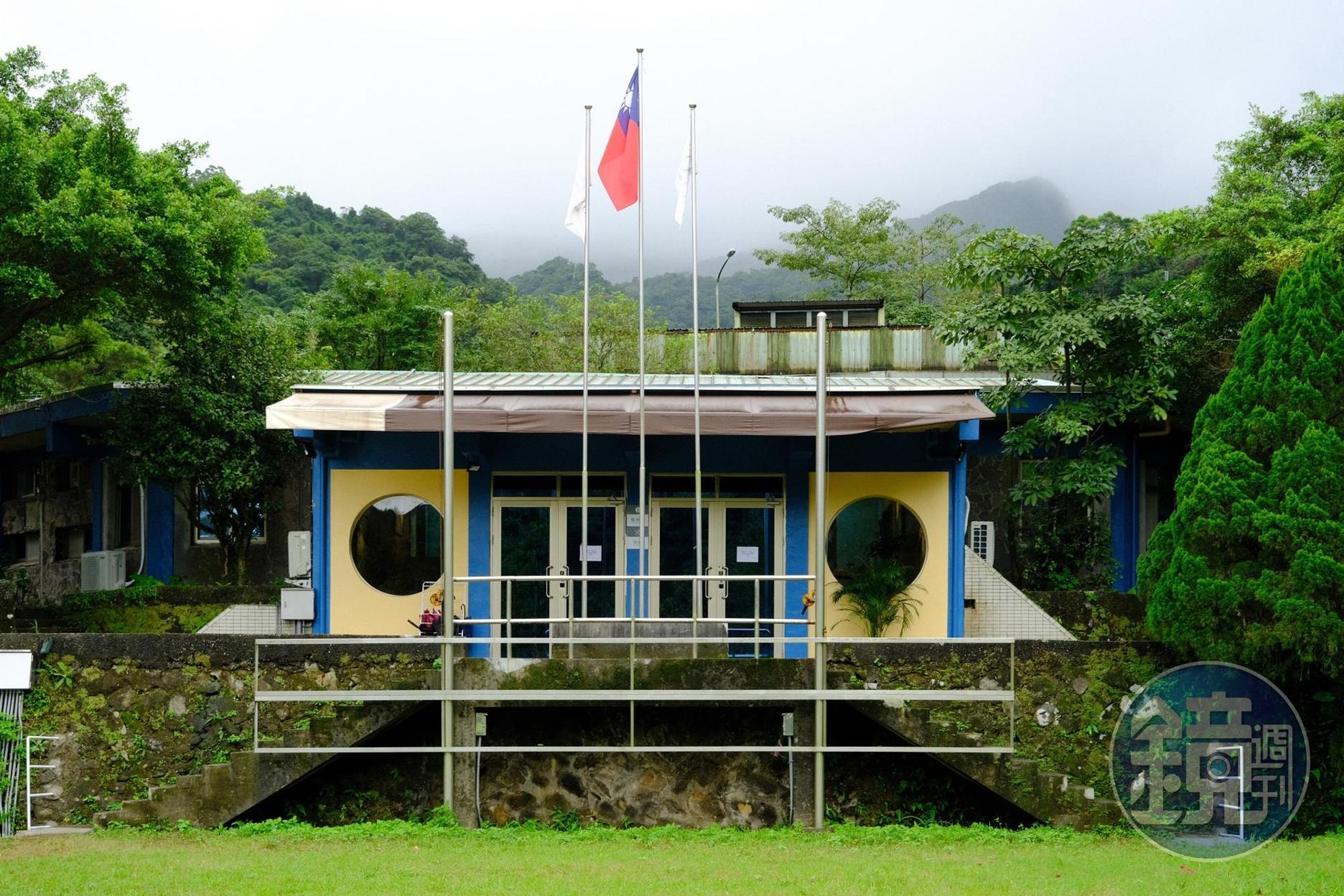 留有童軍活動中心的園區,還能看到旗杆。