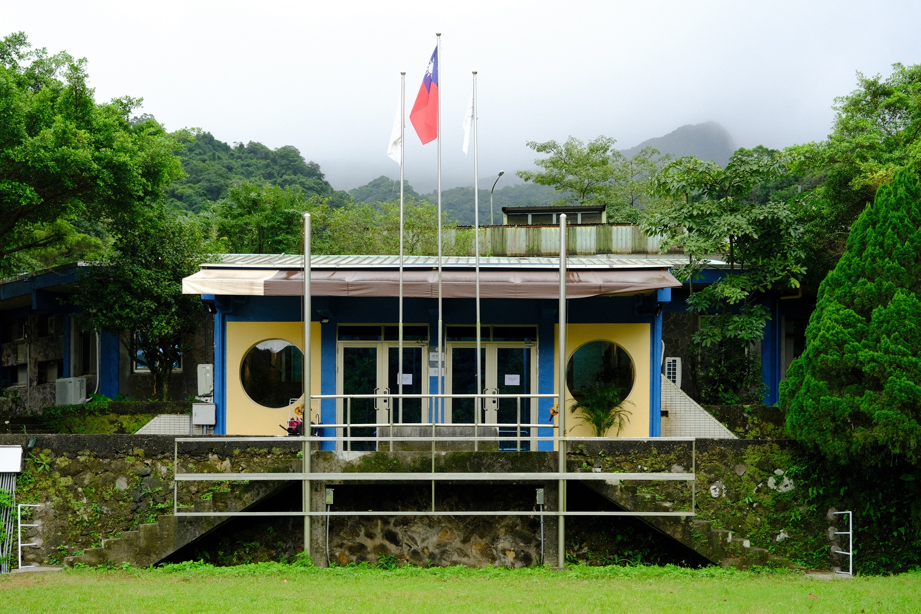 留有童軍活動中心的園區,還能看到旗杆。
