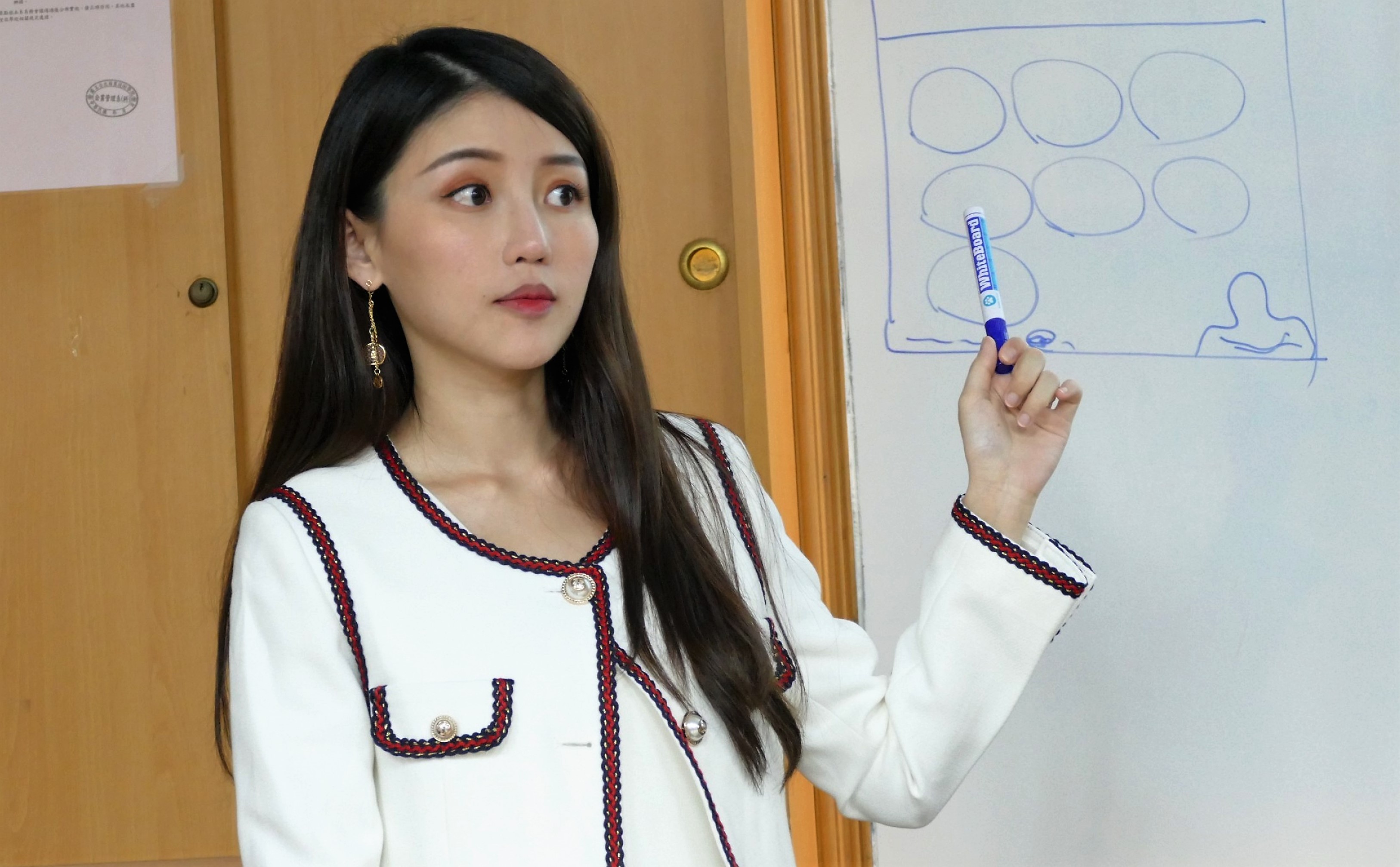 高敏敏受邀在台北商業大學擔任營養學老師，還遇到媽媽學生自銷兒子想湊成對。（艾迪昇傳播提供）