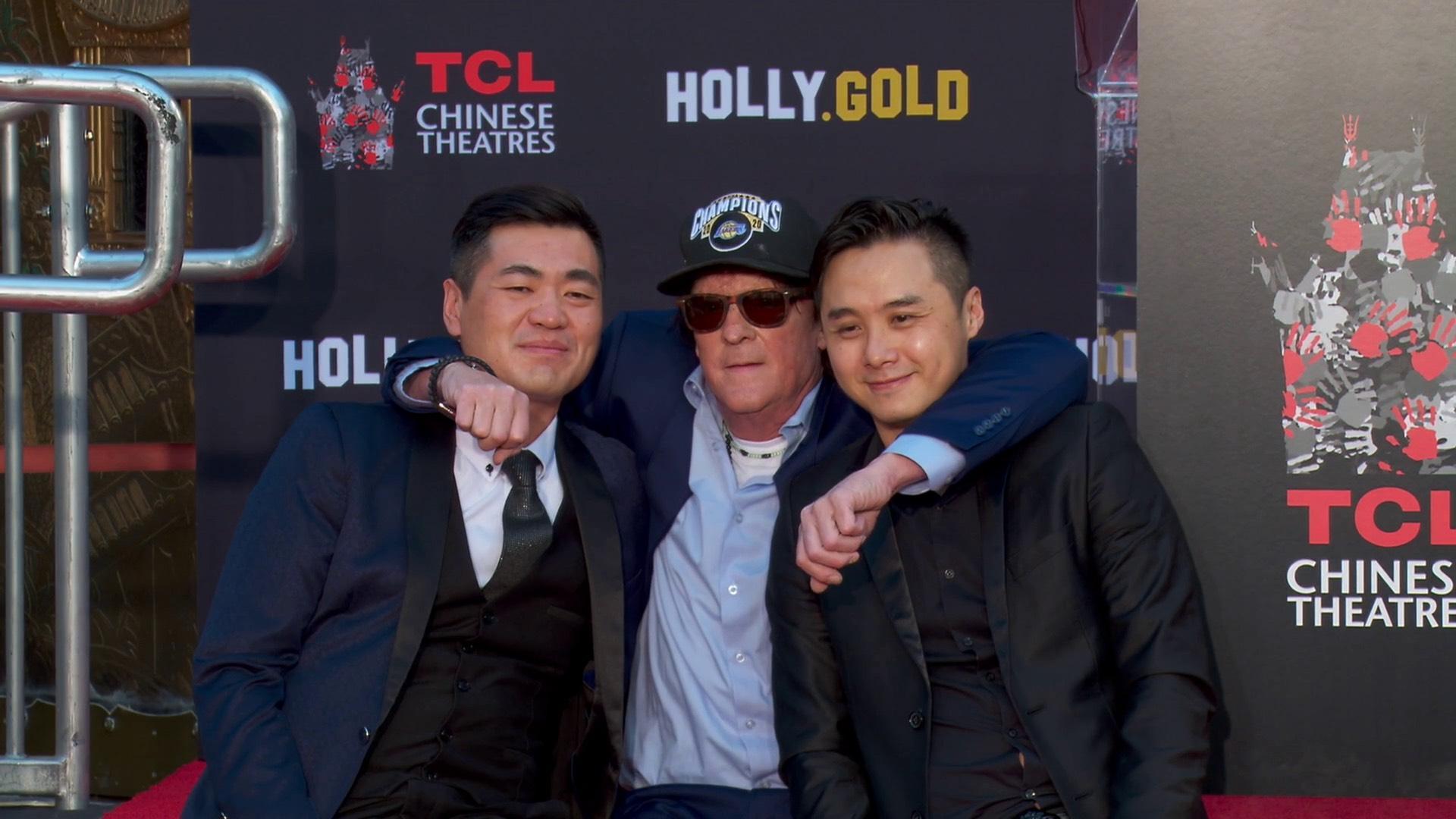 《追殺比爾》主角Michael Madsen(中)舉辦蓋手印儀式,吳阮弘(左)、邱垂鋒(右)身為主辦方代表出席。(HollyGold提供)