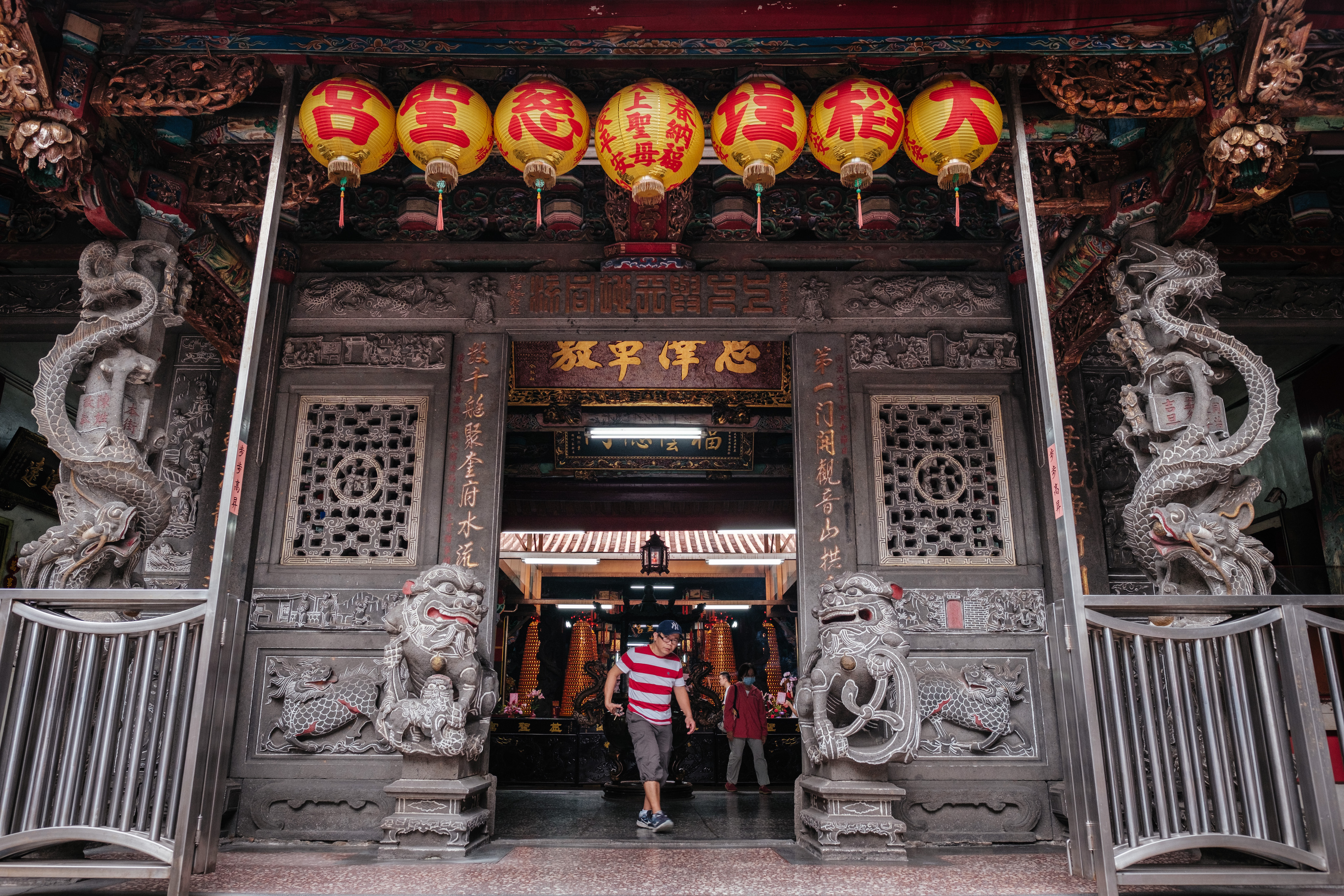 慈聖宮主祀媽祖，也稱媽祖廟，有100多年歷史，所以有些攤販招牌會寫著媽祖廟口。