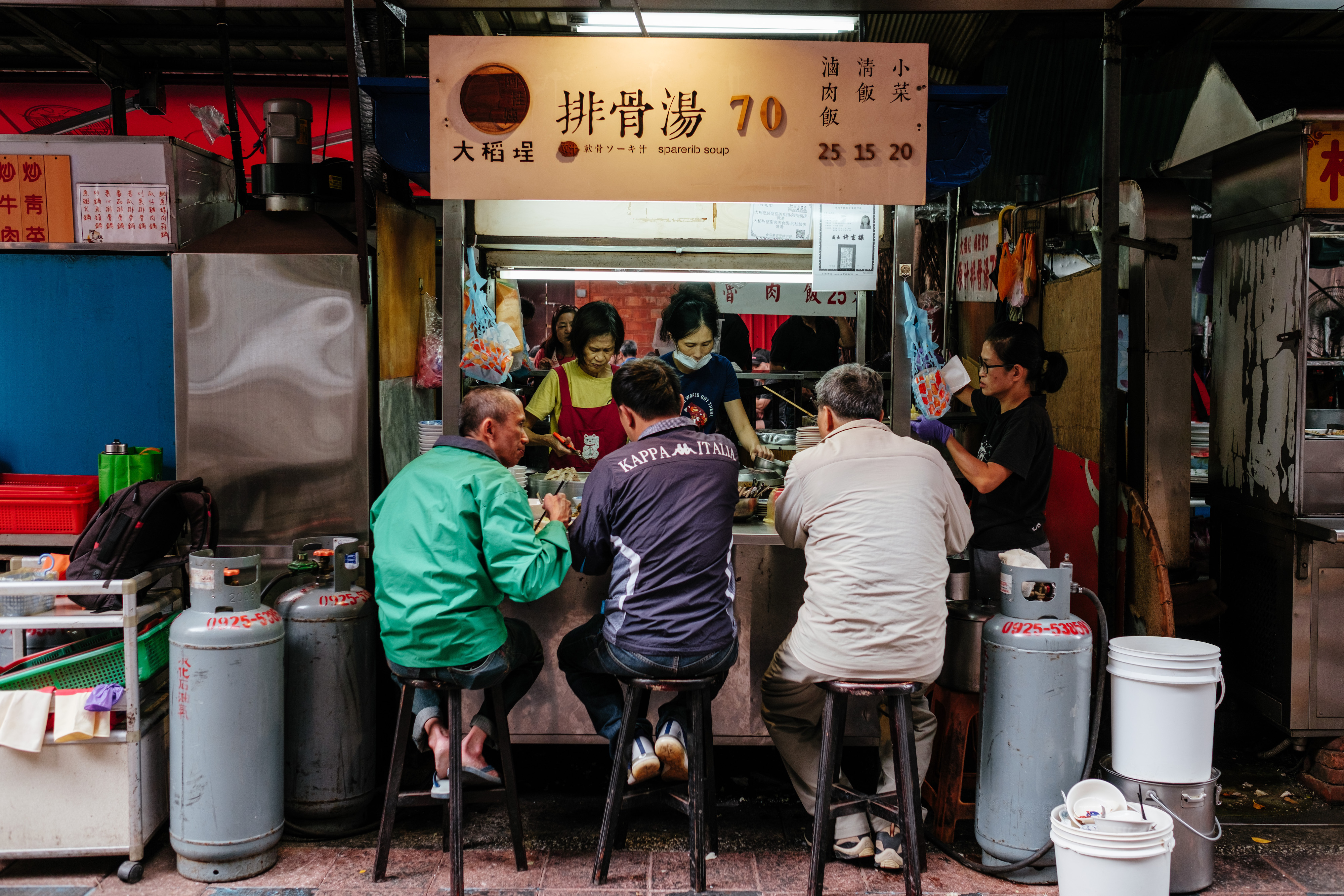 店面招牌具有現代感，跟其他攤販有所區隔，賣的卻是古早味。