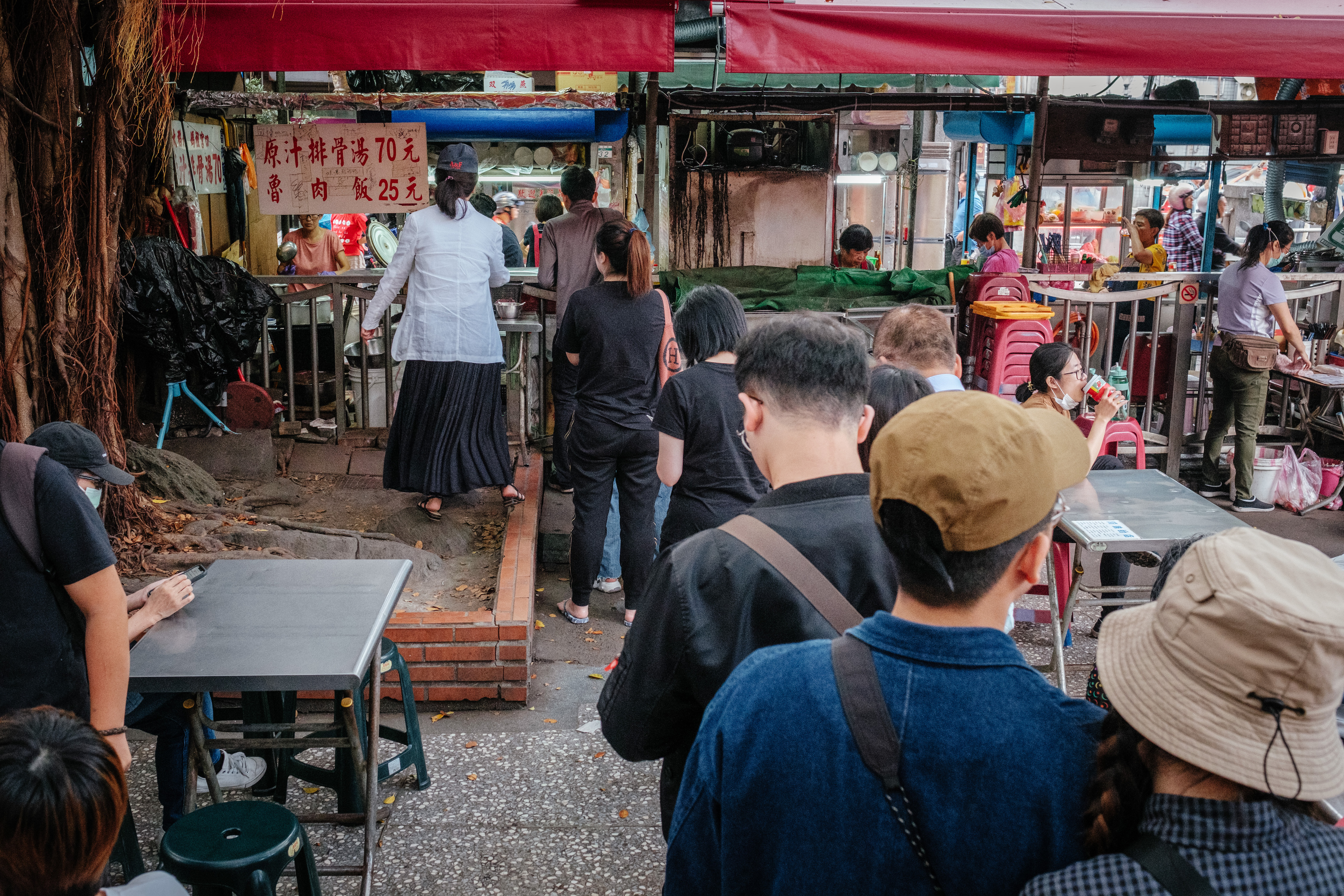 若要在榕樹下用餐，需於內攤位後側排隊點餐，現場也是排了不少人。