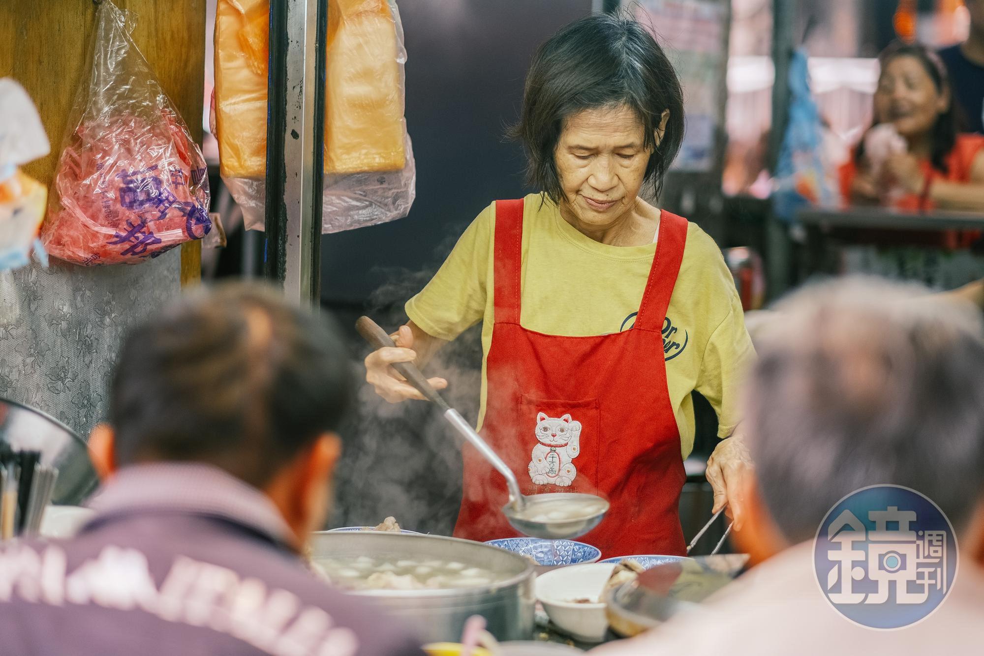 若是在攤前吃阿桂姨會很貼心地替你加湯，也可以自己選擇肥瘦肉，軟骨等不同部位。