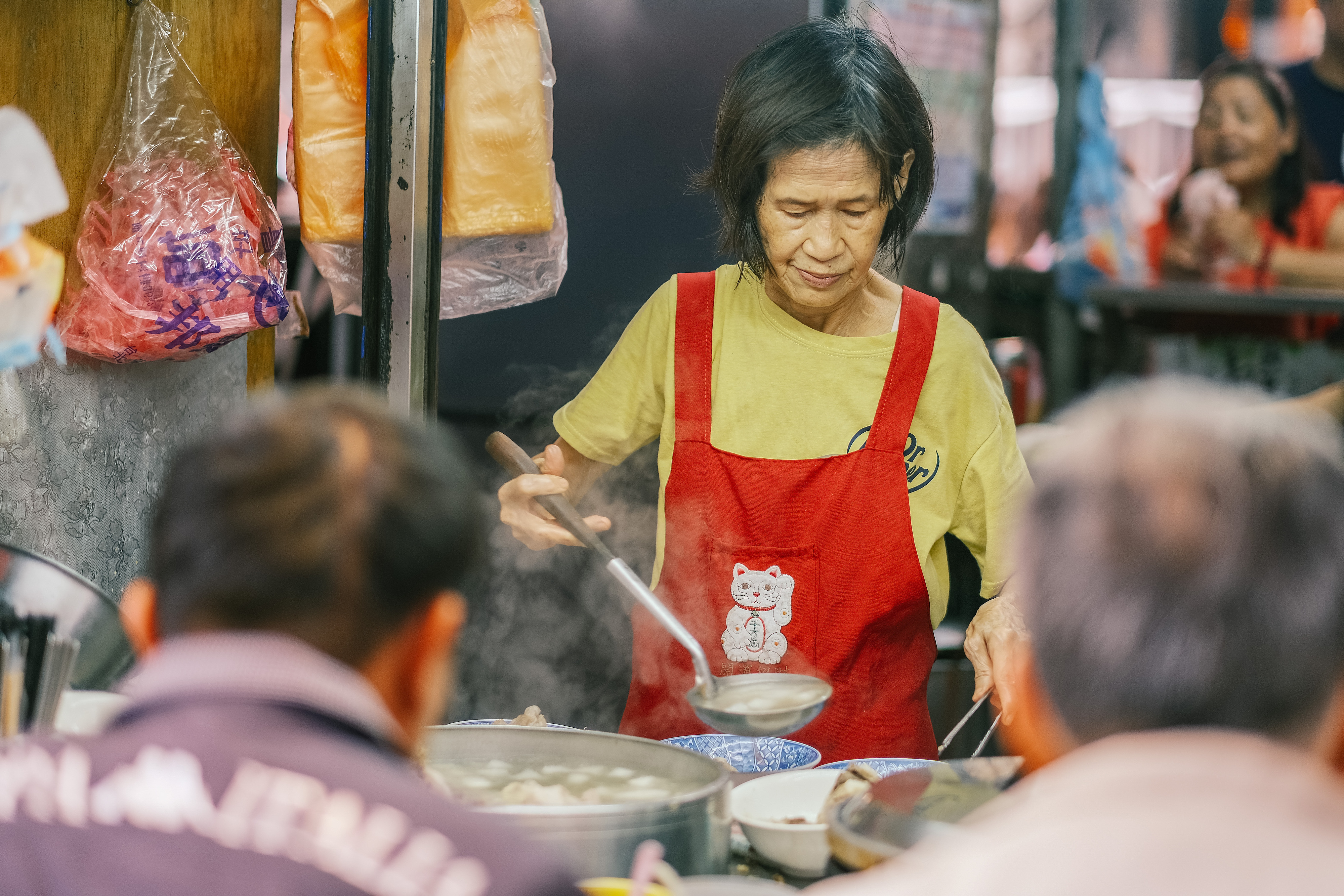 若是在攤前吃阿桂姨會很貼心地替你加湯，也可以自己選擇肥瘦肉，軟骨等不同部位。