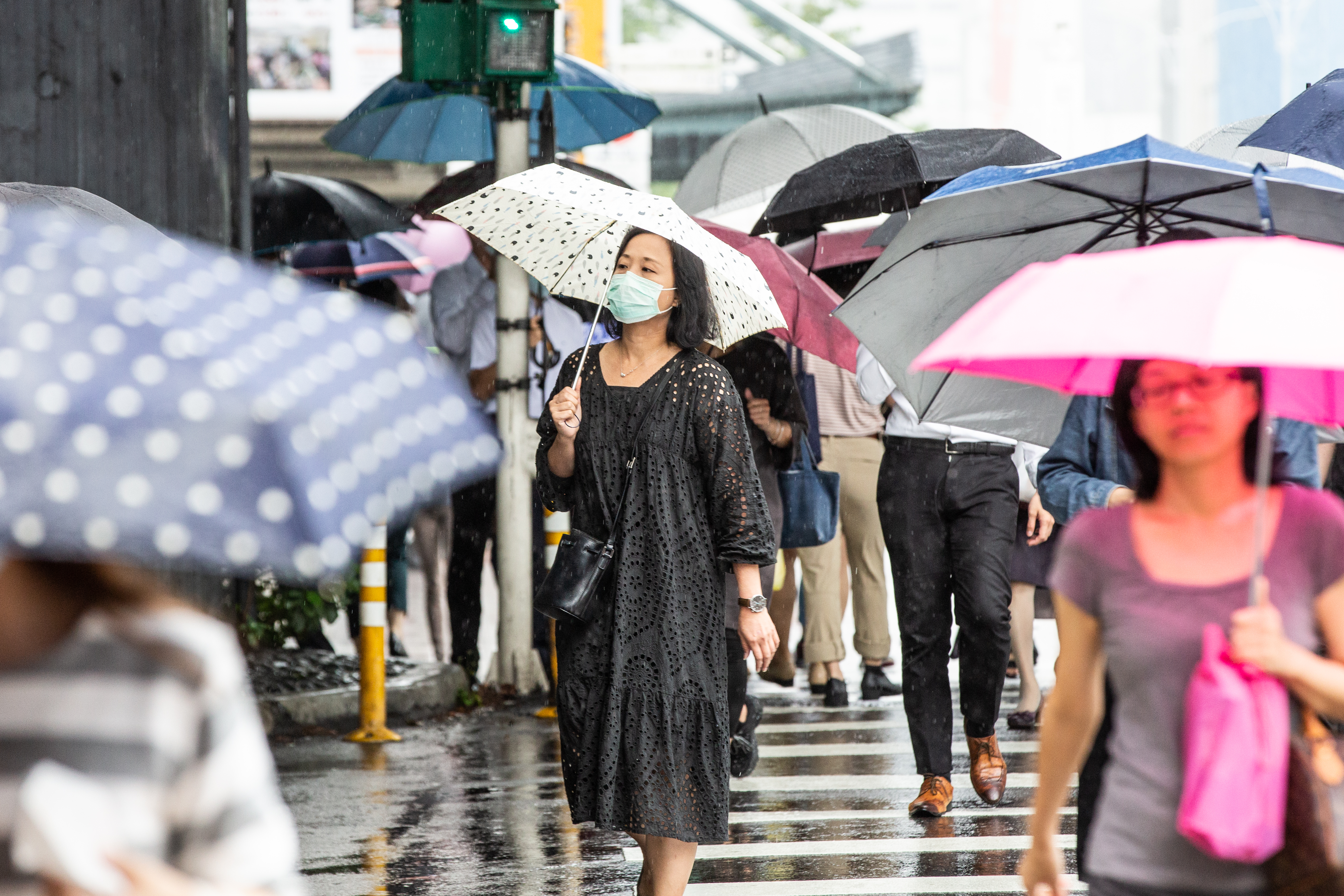 下週日（13日）另一波東北季風挾冷空氣南下，氣溫驟降，將創入冬以來最低溫。（本刊資料照）