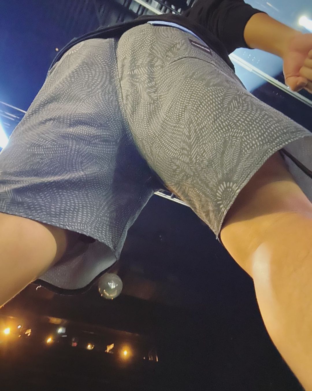 蔡哥不小心被拍到短褲裡的內褲，照片被HowHow轉發卻遭到移除。（翻攝自蔡哥IG）