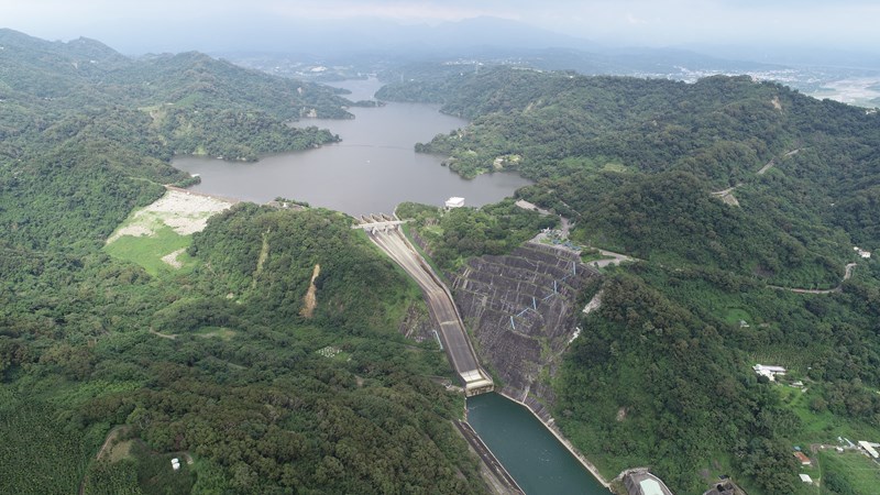 水利署在包含苗栗鯉魚潭等多個缺水的水庫進行人工增雨，盼把握這波雨勢提高蓄水量。（翻攝自鯉魚潭水庫官網）