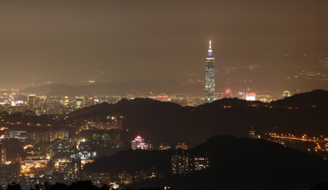 台北貓空纜車首推「101煙火之眼」跨年車廂，將抽出14位幸運兒搭乘貓纜觀賞煙火。（翻攝自台北捷運臉書）
