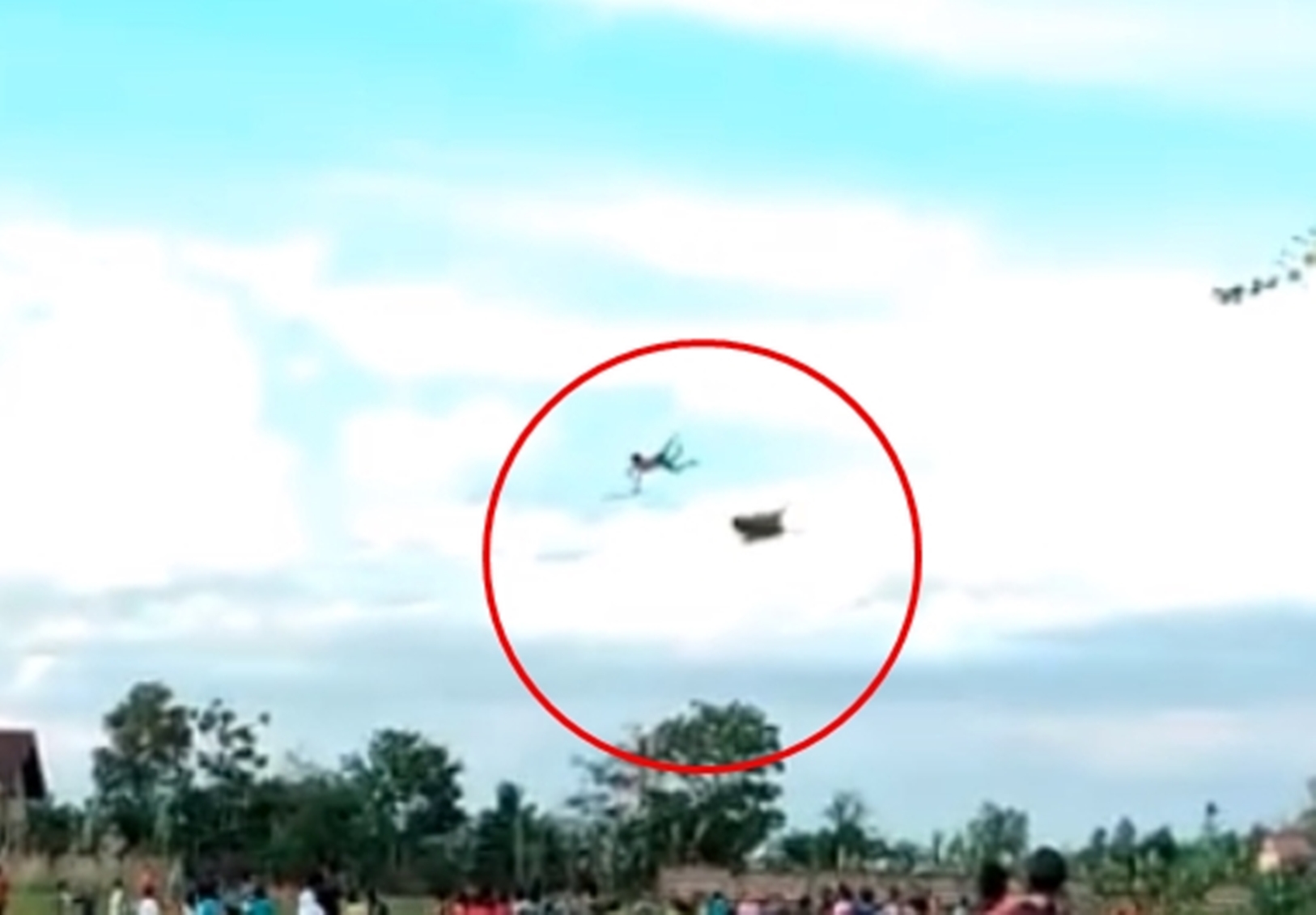 12歲男孩遭巨型風箏捲上天，從3層樓高的地方摔下，多處重傷骨折。（翻攝自影片，畫面經慢動作處理）