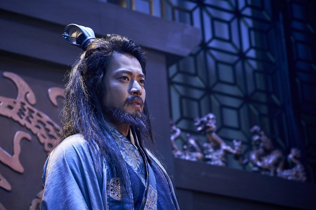 小栗旬在《新解釋．三國志》飾演曹操，二度與福田雄一導演合作。（車庫娛樂提供）