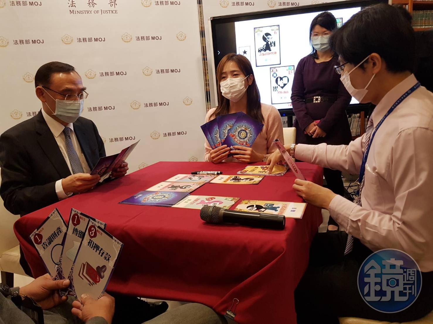 蔡清祥(左)試玩桌遊並大力推薦,他表示遊戲玩法法相當貼近執行實務,極具挑戰性。