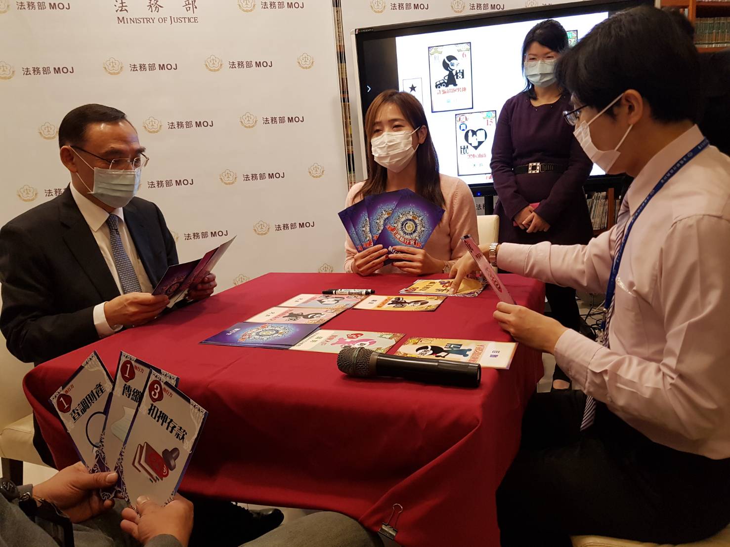 蔡清祥(左)試玩桌遊並大力推薦,他表示遊戲玩法法相當貼近執行實務,極具挑戰性。