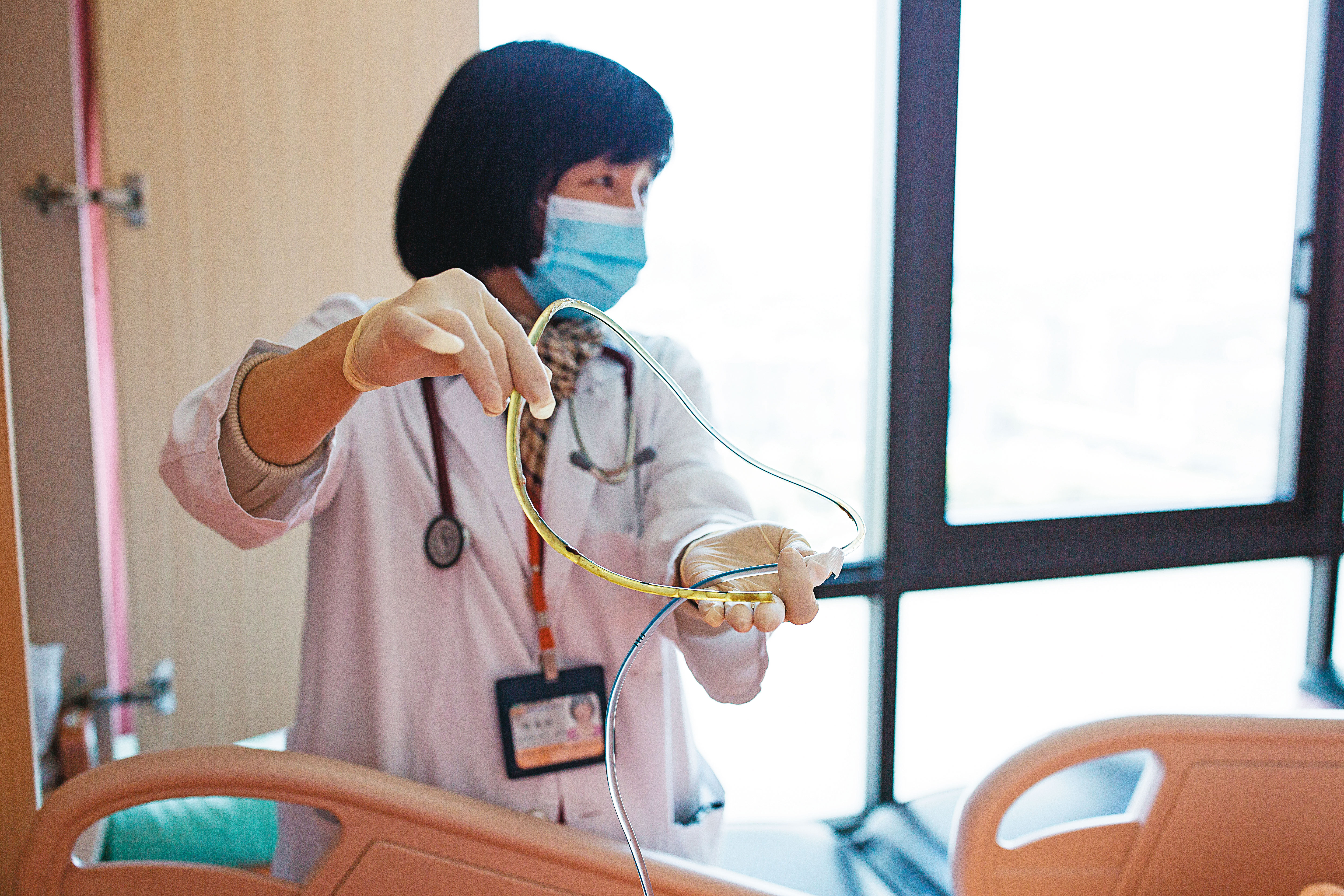 如果插管後，病人才決定放棄維生醫療，目前許多醫師仍不敢幫忙拔管，陳秀丹是少數願意拔管的醫師。